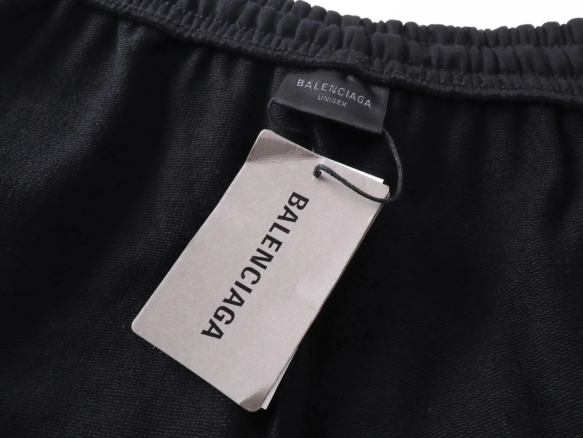 🅿️210 real photos [Top version. Official website quality] BALENCI*GA/Paris. New style letter classic LOGO embroidered shorts. Brick cabinet synchronization. Genuine product developed at the first time, happy to print and compare! The fabric is made of Paris ZP custom-woven and dyed 100% cotton terry sweatshirt. The weight is 460 grams. The cloth surface is clean. The cloth pattern is clear and the hand feels soft and comfortable. The embroidery uses an imported Tajima embroidery machine. The letters are clear and the effect is three-dimensional. The version adopts a loose version. Same style for men and women. Code: BL257015 Color: Black Size: XS S M L