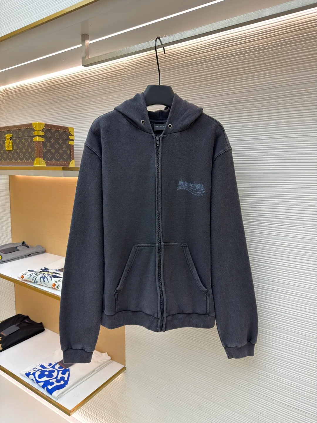 Balenciaga printed washed zipper jacket ●Original version: purchased and developed for 10400 ●Item number: 1682401-B05 ●Fabric: stone-ground cloud soft cotton fabric ●Technology: glue graffiti printing ●Color: washed gray ●Version: fitted version ●Weight: about 700 grams ●Size: S-M-L-XL ●Description: Customized natural stone-ground cloud soft cotton with excellent texture and comfortable skin fit The main tone is rich and pure washed black, making distressing the ultimate expression of street aesthetics. The front and back are decorated with washed crayon political artwork prints. Graffiti are developed in the fading. Every inch of wear is a deliberate accident. Use color conflict to create visual tension. Become a silent riot. The ultimate expression of street aesthetics. Imperfect is perfect. Use glue graffiti printing. Template machine bag opening The preset template guides the position, shape and size of the bag opening. The accuracy ensures the quality of the bag opening effect. Heavy washing uses a special solution to remove stains and slight fading, and then snowflake washing uses strong washing to remove fading and make the color more uniform. The overall wiring is straight and delicate, the fabric is comfortable and soft, and the color is consistent without color difference. It can be matched with the same style to create a fashionable look and control various occasions. Customized accessories, complete with three standards, same style for men and women!
