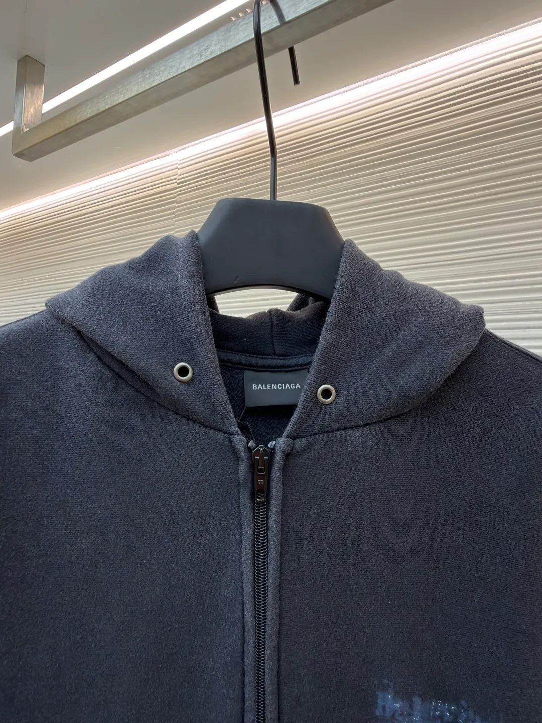 Balenciaga printed washed zipper jacket ●Original version: purchased and developed for 10400 ●Item number: 1682401-B05 ●Fabric: stone-ground cloud soft cotton fabric ●Technology: glue graffiti printing ●Color: washed gray ●Version: fitted version ●Weight: about 700 grams ●Size: S-M-L-XL ●Description: Customized natural stone-ground cloud soft cotton with excellent texture and comfortable skin fit The main tone is rich and pure washed black, making distressing the ultimate expression of street aesthetics. The front and back are decorated with washed crayon political artwork prints. Graffiti are developed in the fading. Every inch of wear is a deliberate accident. Use color conflict to create visual tension. Become a silent riot. The ultimate expression of street aesthetics. Imperfect is perfect. Use glue graffiti printing. Template machine bag opening The preset template guides the position, shape and size of the bag opening. The accuracy ensures the quality of the bag opening effect. Heavy washing uses a special solution to remove stains and slight fading, and then snowflake washing uses strong washing to remove fading and make the color more uniform. The overall wiring is straight and delicate, the fabric is comfortable and soft, and the color is consistent without color difference. It can be matched with the same style to create a fashionable look and control various occasions. Customized accessories, complete with three standards, same style for men and women!
