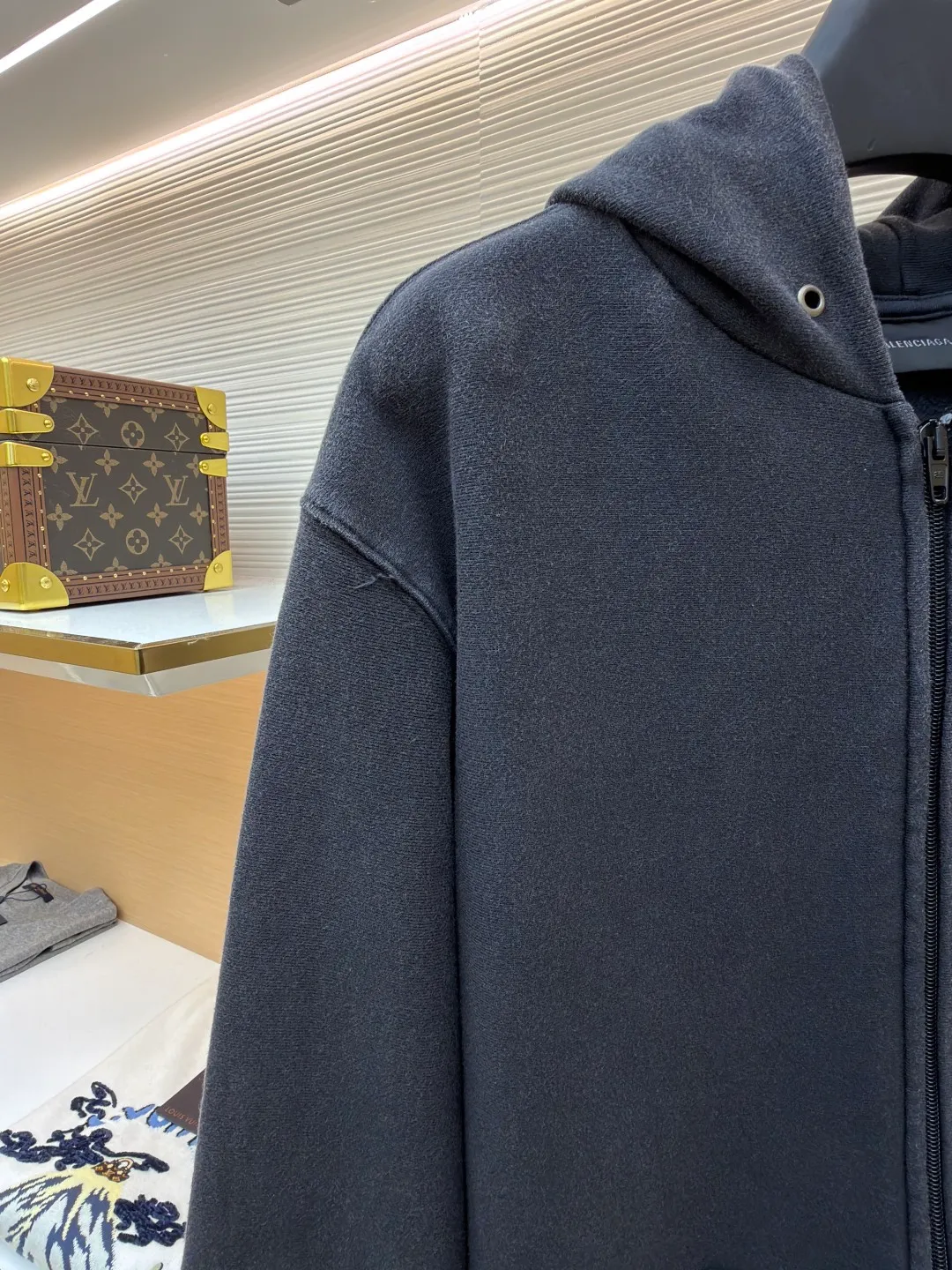 Balenciaga printed washed zipper jacket ●Original version: purchased and developed for 10400 ●Item number: 1682401-B05 ●Fabric: stone-ground cloud soft cotton fabric ●Technology: glue graffiti printing ●Color: washed gray ●Version: fitted version ●Weight: about 700 grams ●Size: S-M-L-XL ●Description: Customized natural stone-ground cloud soft cotton with excellent texture and comfortable skin fit The main tone is rich and pure washed black, making distressing the ultimate expression of street aesthetics. The front and back are decorated with washed crayon political artwork prints. Graffiti are developed in the fading. Every inch of wear is a deliberate accident. Use color conflict to create visual tension. Become a silent riot. The ultimate expression of street aesthetics. Imperfect is perfect. Use glue graffiti printing. Template machine bag opening The preset template guides the position, shape and size of the bag opening. The accuracy ensures the quality of the bag opening effect. Heavy washing uses a special solution to remove stains and slight fading, and then snowflake washing uses strong washing to remove fading and make the color more uniform. The overall wiring is straight and delicate, the fabric is comfortable and soft, and the color is consistent without color difference. It can be matched with the same style to create a fashionable look and control various occasions. Customized accessories, complete with three standards, same style for men and women!