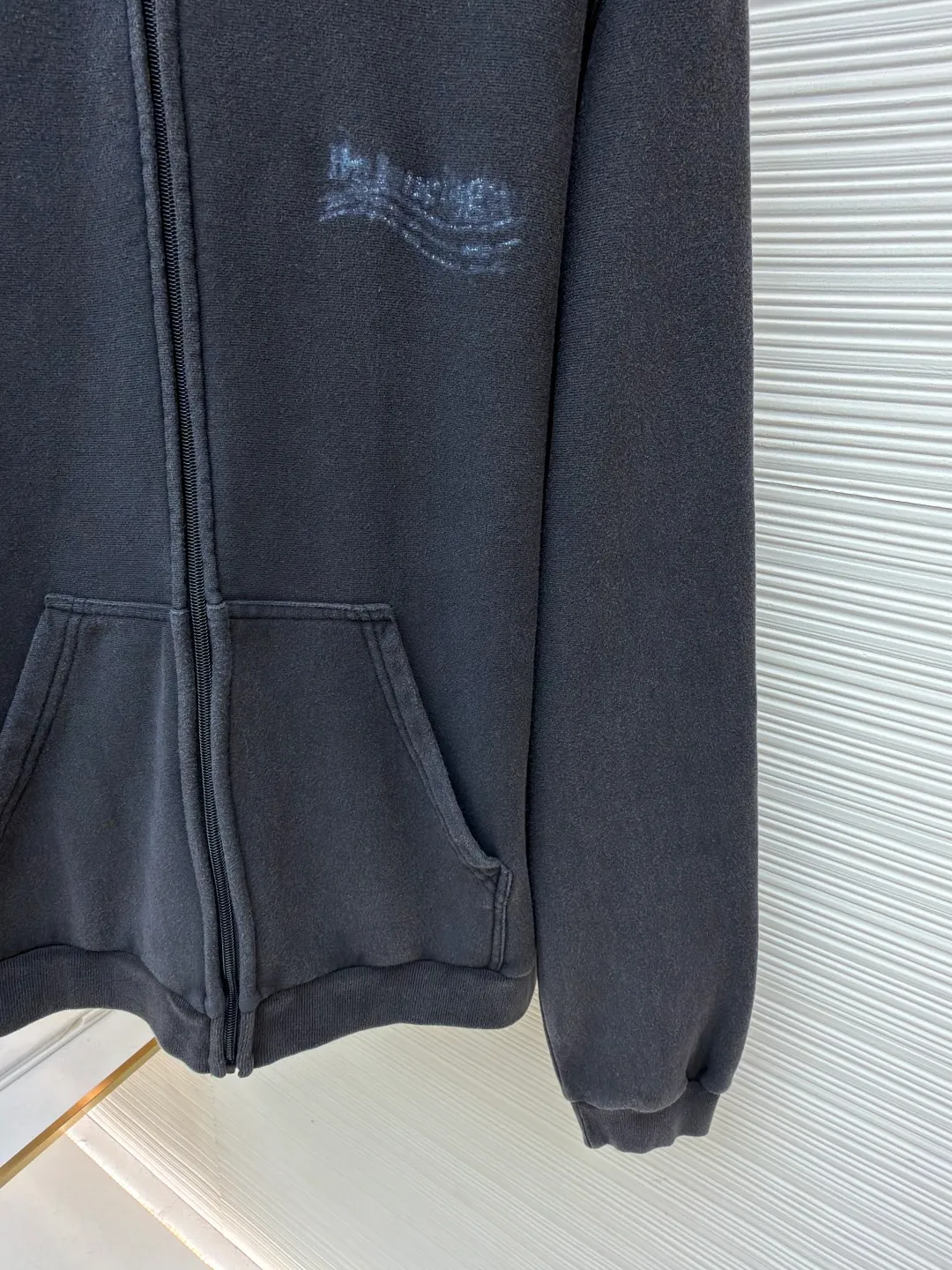 Balenciaga printed washed zipper jacket ●Original version: purchased and developed for 10400 ●Item number: 1682401-B05 ●Fabric: stone-ground cloud soft cotton fabric ●Technology: glue graffiti printing ●Color: washed gray ●Version: fitted version ●Weight: about 700 grams ●Size: S-M-L-XL ●Description: Customized natural stone-ground cloud soft cotton with excellent texture and comfortable skin fit The main tone is rich and pure washed black, making distressing the ultimate expression of street aesthetics. The front and back are decorated with washed crayon political artwork prints. Graffiti are developed in the fading. Every inch of wear is a deliberate accident. Use color conflict to create visual tension. Become a silent riot. The ultimate expression of street aesthetics. Imperfect is perfect. Use glue graffiti printing. Template machine bag opening The preset template guides the position, shape and size of the bag opening. The accuracy ensures the quality of the bag opening effect. Heavy washing uses a special solution to remove stains and slight fading, and then snowflake washing uses strong washing to remove fading and make the color more uniform. The overall wiring is straight and delicate, the fabric is comfortable and soft, and the color is consistent without color difference. It can be matched with the same style to create a fashionable look and control various occasions. Customized accessories, complete with three standards, same style for men and women!
