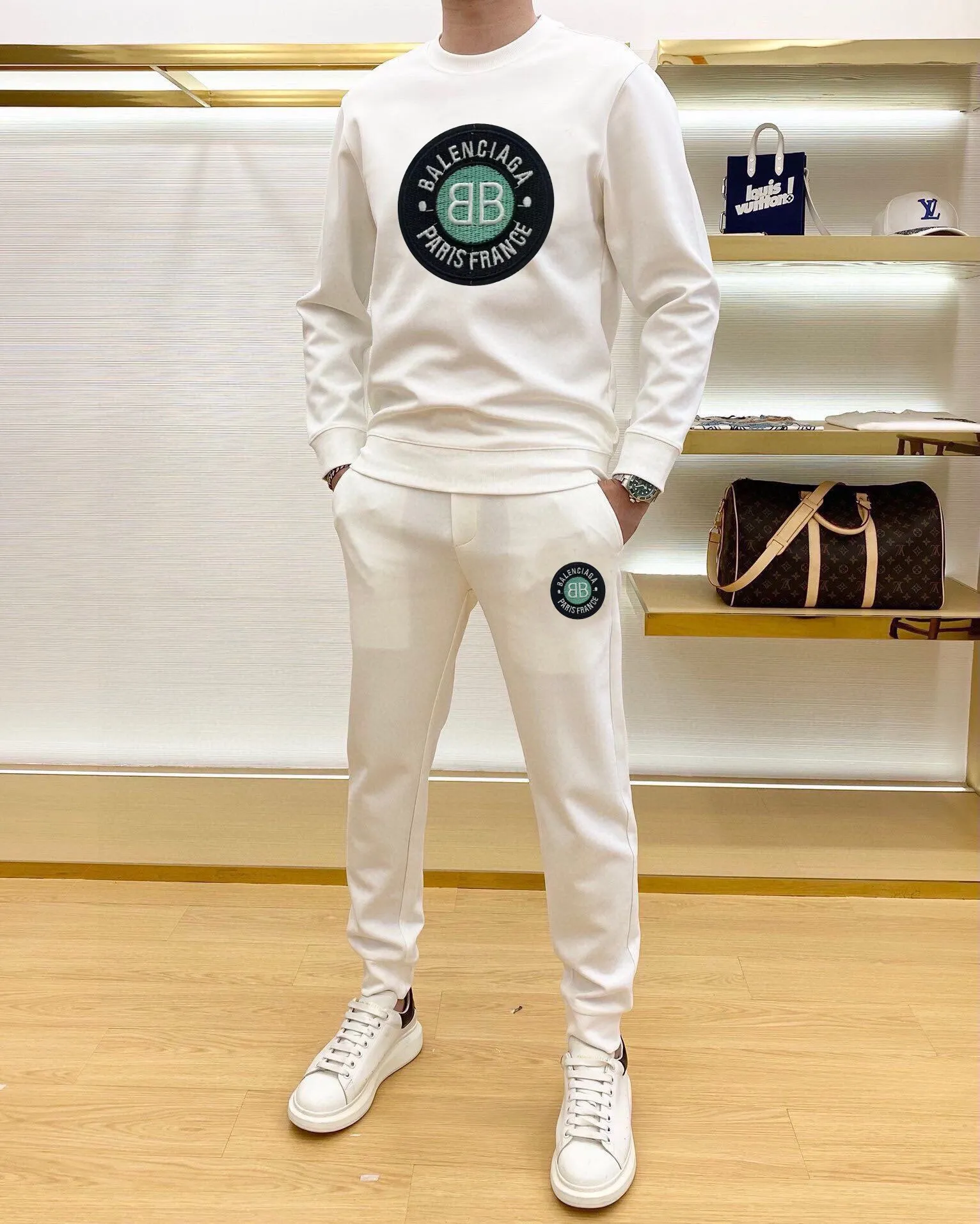 🅿️380 [BALENCIAGA] (Gospel for Fatty) hot-selling suit is coming. Focus on the original version of the official website. 2025 new hot-selling sweatshirt suit. The original order is the best. 🇭🇰The meticulous work of top designers. It has a fitting and perfect upper body effect. 100% natural high-quality Roman cotton, close-fitting comfort, noble and elegant! Original hardware embodies elegance and nobility! Counter size: M-5XL (maximum wear up to 220 pounds)