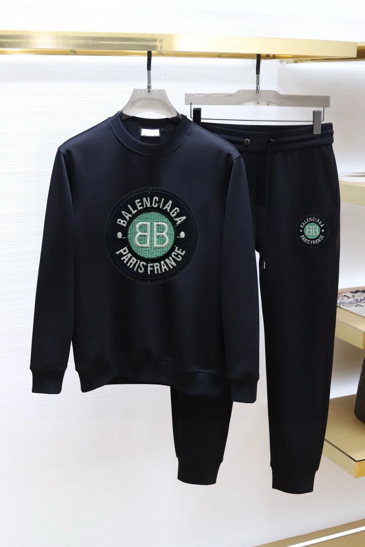 🅿️380 [BALENCIAGA] (Gospel for Fatty) hot-selling suit is coming. Focus on the original version of the official website. 2025 new hot-selling sweatshirt suit. The original order is the best. 🇭🇰The meticulous work of top designers. It has a fitting and perfect upper body effect. 100% natural high-quality Roman cotton, close-fitting comfort, noble and elegant! Original hardware embodies elegance and nobility! Counter size: M-5XL (maximum wear up to 220 pounds)