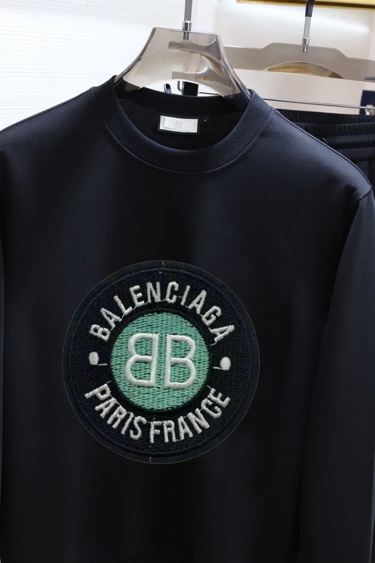 🅿️380 [BALENCIAGA] (Gospel for Fatty) hot-selling suit is coming. Focus on the original version of the official website. 2025 new hot-selling sweatshirt suit. The original order is the best. 🇭🇰The meticulous work of top designers. It has a fitting and perfect upper body effect. 100% natural high-quality Roman cotton, close-fitting comfort, noble and elegant! Original hardware embodies elegance and nobility! Counter size: M-5XL (maximum wear up to 220 pounds)