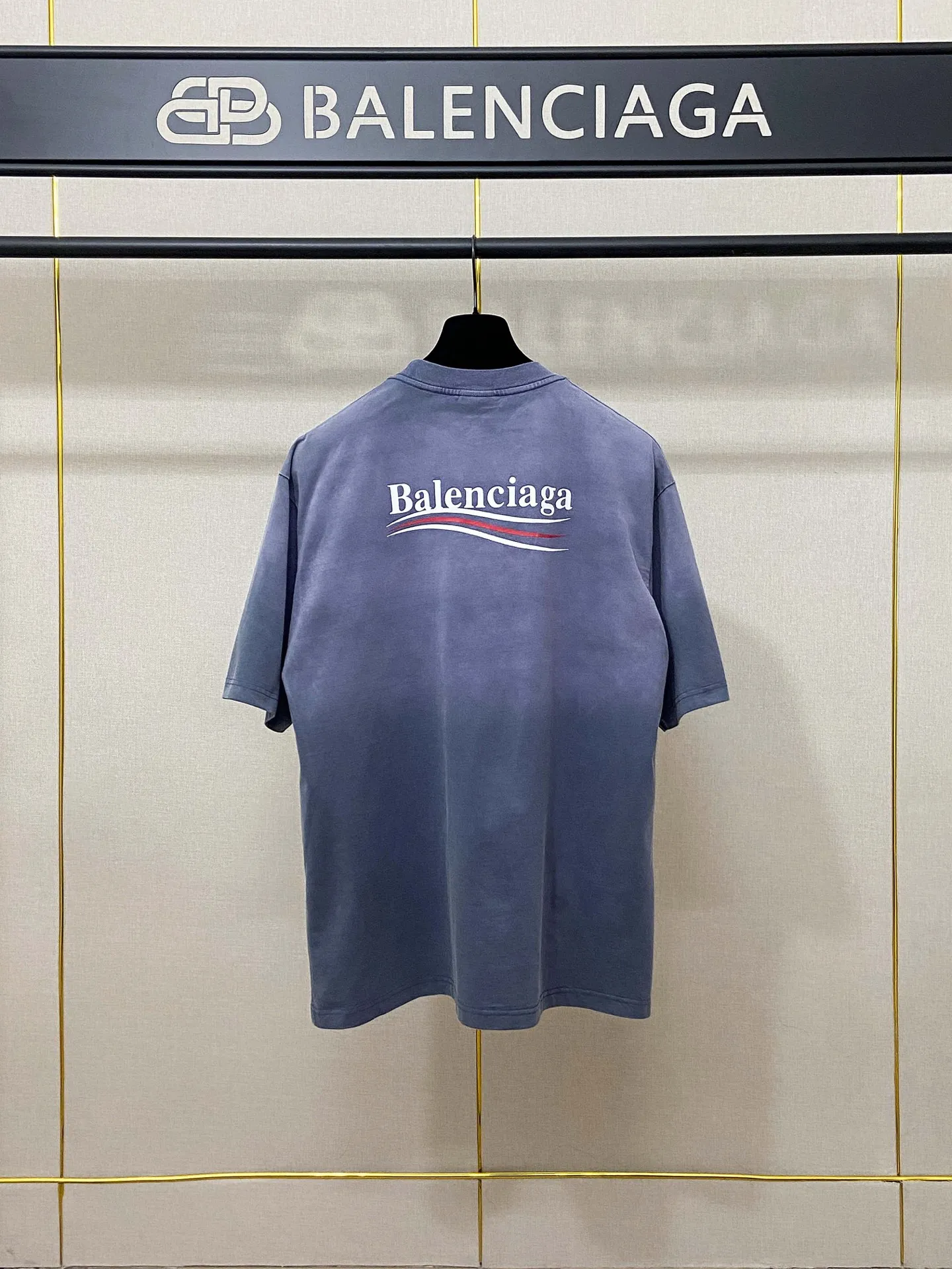🅿️180 9188# Real photos Top version [[BALENCIA*GA] Official website quality Paris new Cola crack print short-sleeved T-shirt OS version Loose dropped shoulders Unisex style Fabric: 260g 100% cotton double yarn Process: Front and back printing Garment wash Spray horse-haired Distressed Styling Solid color Color: Washed purple Washed blue Size: XS S M L