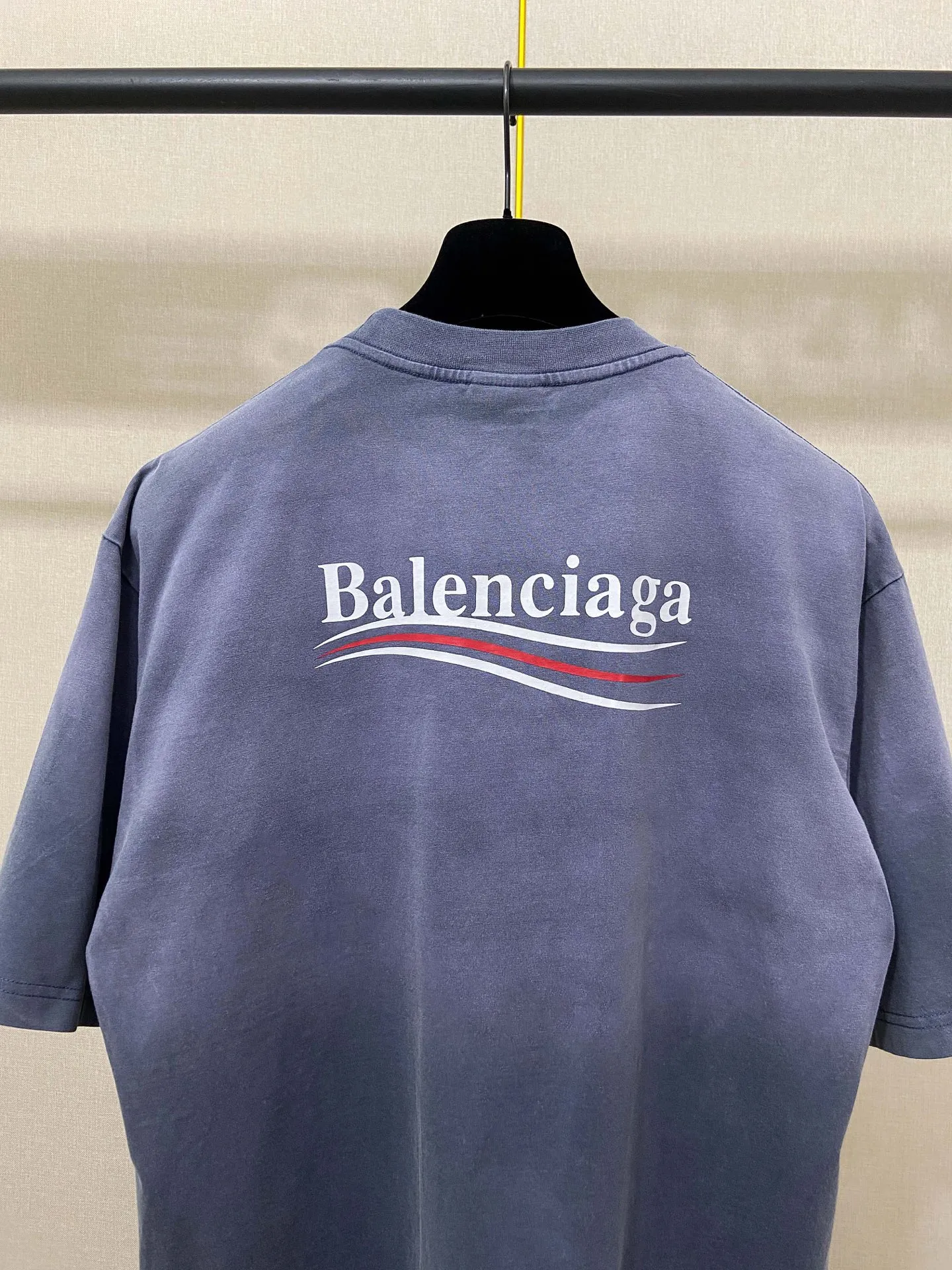 🅿️180 9188# Real photos Top version [[BALENCIA*GA] Official website quality Paris new Cola crack print short-sleeved T-shirt OS version Loose dropped shoulders Unisex style Fabric: 260g 100% cotton double yarn Process: Front and back printing Garment wash Spray horse-haired Distressed Styling Solid color Color: Washed purple Washed blue Size: XS S M L