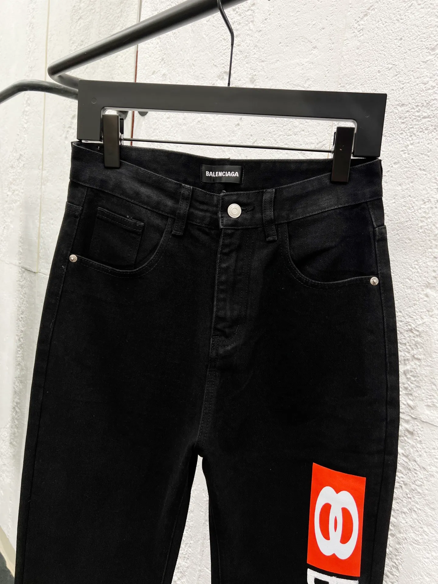 🅿️270 Style number: H983 Balenciaga SS25 Zhou Yiran's same style straight-leg letter print jeans Regular fit Black Unisex style Top ceiling quality Styles with different wash textures, very friendly to people with thin legs and thick legs. The straight slim fit is very flattering to the leg shape. Moderate length that never goes out of style, easy to match with casually, basic styling for various styles, a must-have in the wardrobe! The fabric is stiff but also makes the upper body soft without losing texture. The washing process is even more perfect. It is a must-have item for everyone! ! ! Washed wheat, hang tag, pants label, three labels complete Color: black Size: 28, 30, 32, 34, 36