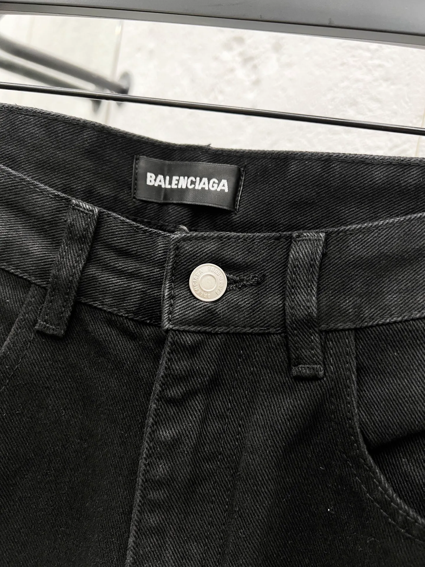 🅿️270 Style number: H983 Balenciaga SS25 Zhou Yiran's same style straight-leg letter print jeans Regular fit Black Unisex style Top ceiling quality Styles with different wash textures, very friendly to people with thin legs and thick legs. The straight slim fit is very flattering to the leg shape. Moderate length that never goes out of style, easy to match with casually, basic styling for various styles, a must-have in the wardrobe! The fabric is stiff but also makes the upper body soft without losing texture. The washing process is even more perfect. It is a must-have item for everyone! ! ! Washed wheat, hang tag, pants label, three labels complete Color: black Size: 28, 30, 32, 34, 36