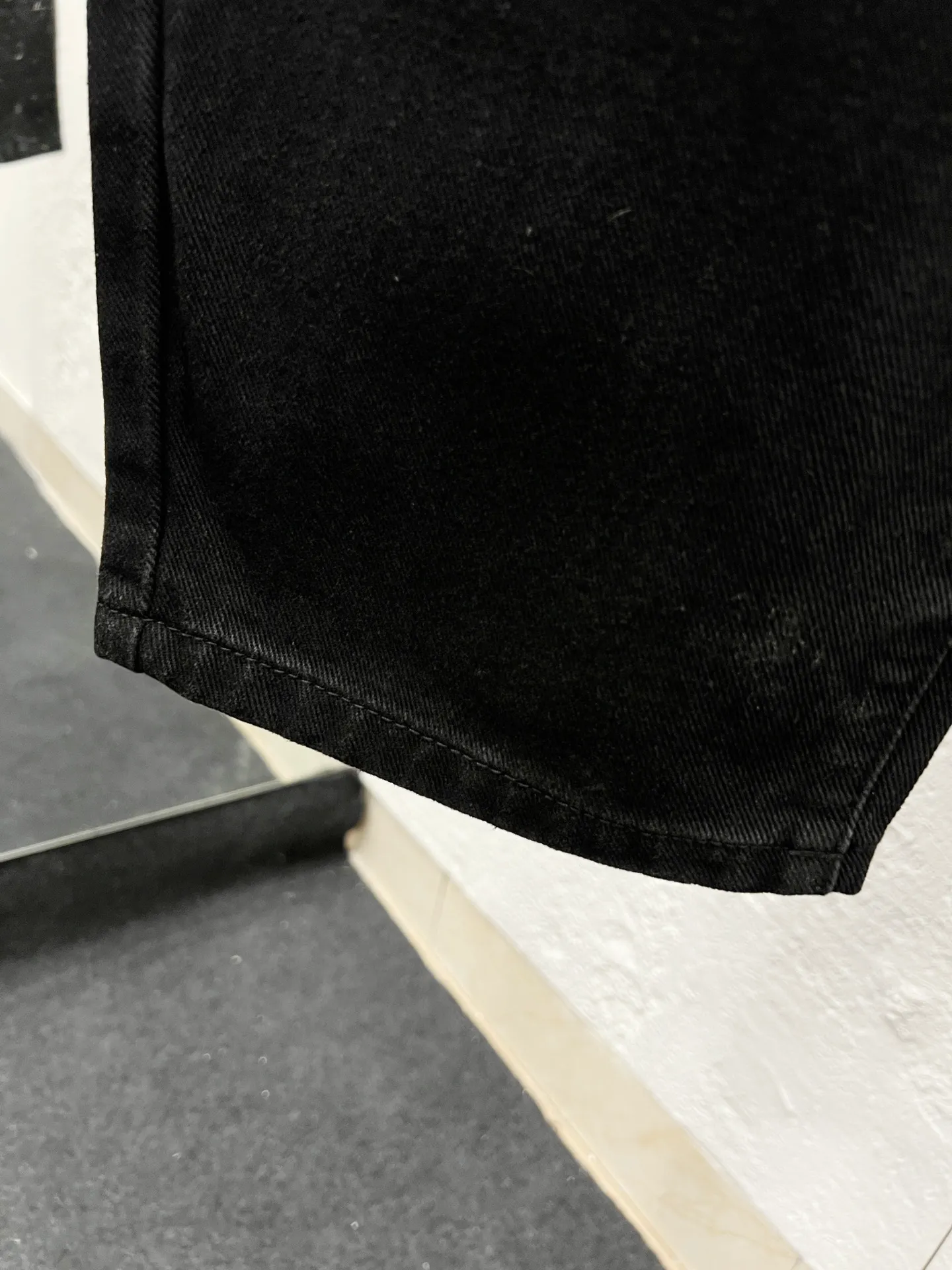 🅿️270 Style number: H983 Balenciaga SS25 Zhou Yiran's same style straight-leg letter print jeans Regular fit Black Unisex style Top ceiling quality Styles with different wash textures, very friendly to people with thin legs and thick legs. The straight slim fit is very flattering to the leg shape. Moderate length that never goes out of style, easy to match with casually, basic styling for various styles, a must-have in the wardrobe! The fabric is stiff but also makes the upper body soft without losing texture. The washing process is even more perfect. It is a must-have item for everyone! ! ! Washed wheat, hang tag, pants label, three labels complete Color: black Size: 28, 30, 32, 34, 36