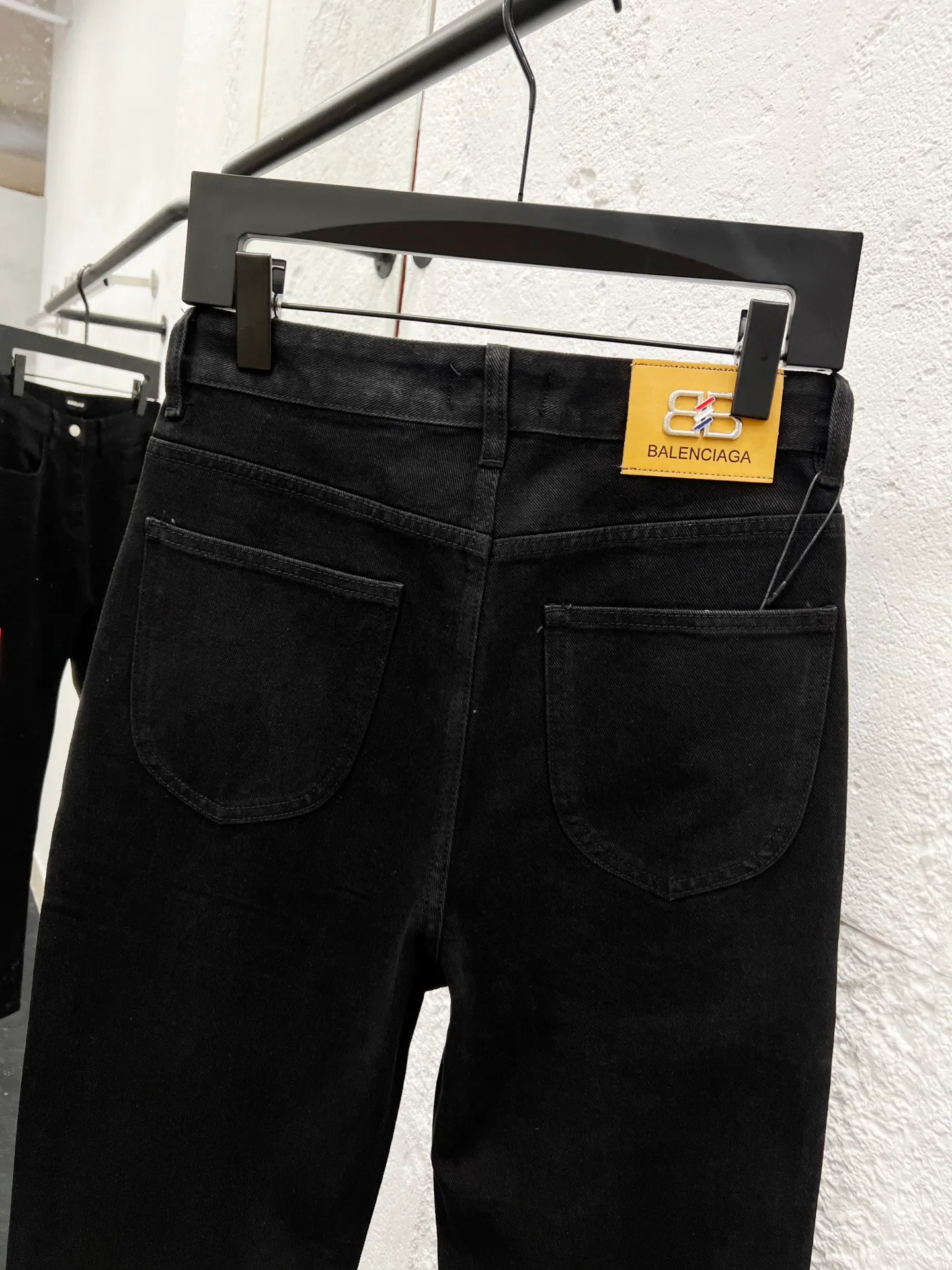 🅿️270 Style number: H983 Balenciaga SS25 Zhou Yiran's same style straight-leg letter print jeans Regular fit Black Unisex style Top ceiling quality Styles with different wash textures, very friendly to people with thin legs and thick legs. The straight slim fit is very flattering to the leg shape. Moderate length that never goes out of style, easy to match with casually, basic styling for various styles, a must-have in the wardrobe! The fabric is stiff but also makes the upper body soft without losing texture. The washing process is even more perfect. It is a must-have item for everyone! ! ! Washed wheat, hang tag, pants label, three labels complete Color: black Size: 28, 30, 32, 34, 36