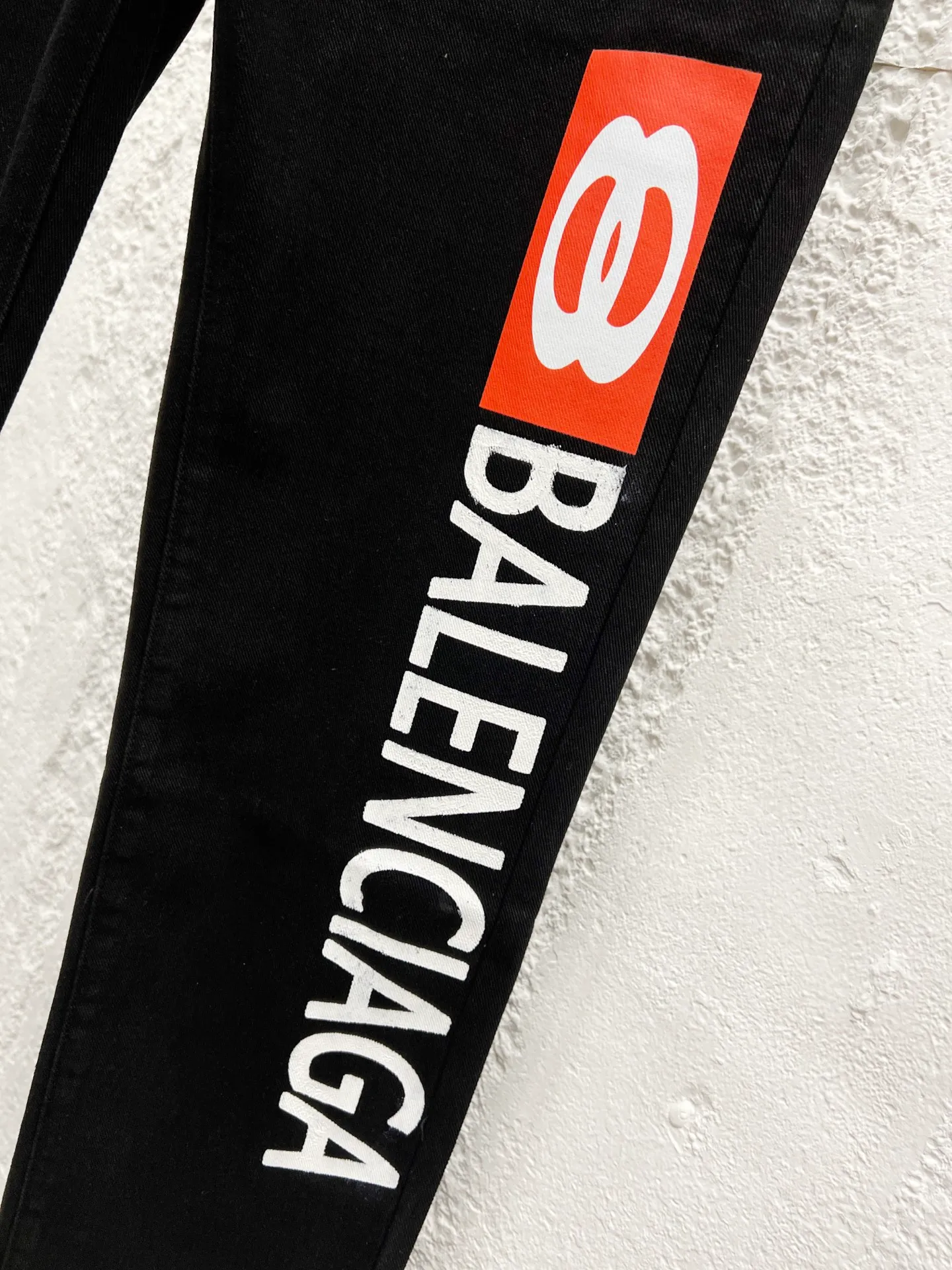 🅿️270 Style number: H983 Balenciaga SS25 Zhou Yiran's same style straight-leg letter print jeans Regular fit Black Unisex style Top ceiling quality Styles with different wash textures, very friendly to people with thin legs and thick legs. The straight slim fit is very flattering to the leg shape. Moderate length that never goes out of style, easy to match with casually, basic styling for various styles, a must-have in the wardrobe! The fabric is stiff but also makes the upper body soft without losing texture. The washing process is even more perfect. It is a must-have item for everyone! ! ! Washed wheat, hang tag, pants label, three labels complete Color: black Size: 28, 30, 32, 34, 36
