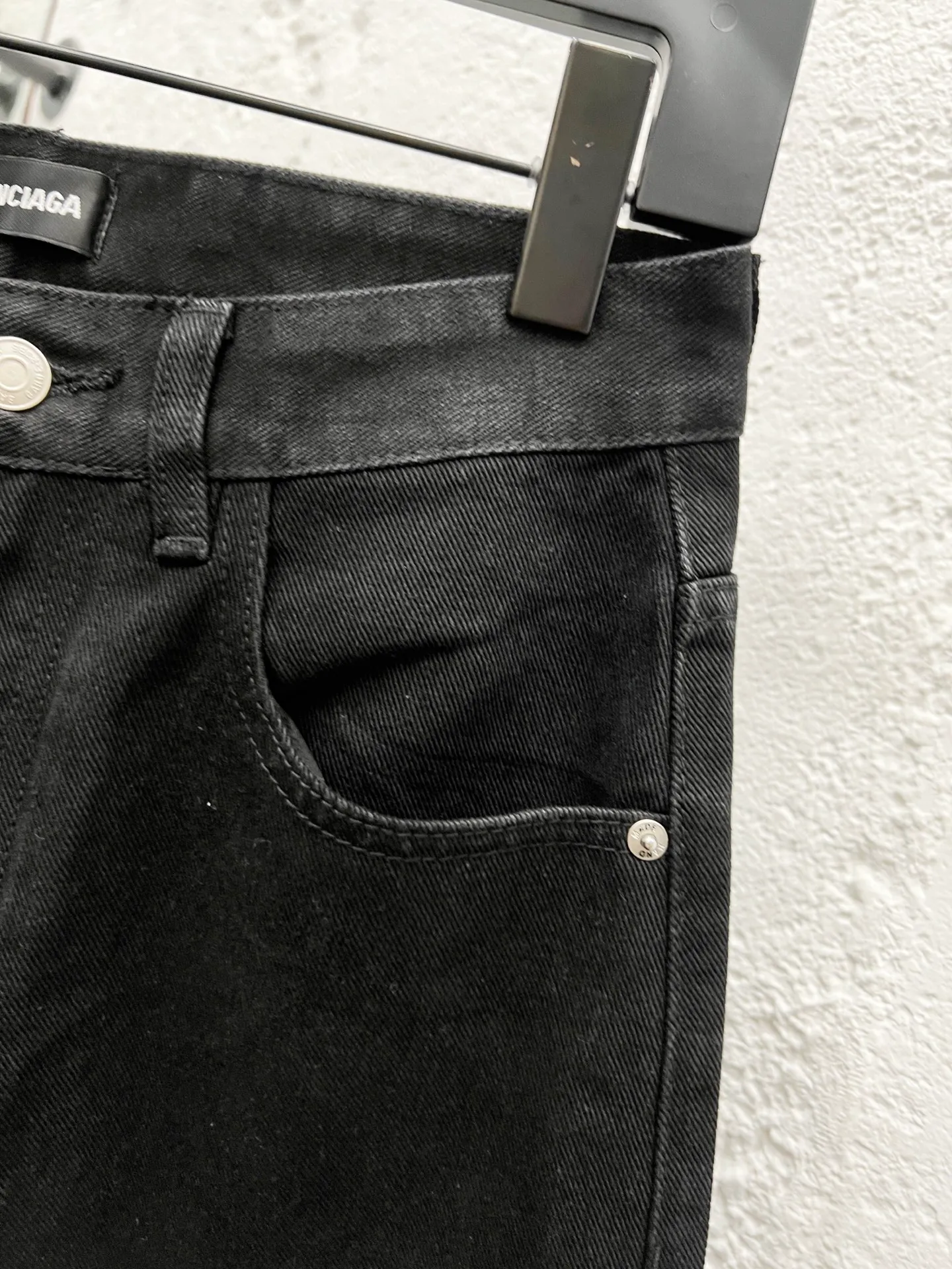 🅿️270 Style number: H983 Balenciaga SS25 Zhou Yiran's same style straight-leg letter print jeans Regular fit Black Unisex style Top ceiling quality Styles with different wash textures, very friendly to people with thin legs and thick legs. The straight slim fit is very flattering to the leg shape. Moderate length that never goes out of style, easy to match with casually, basic styling for various styles, a must-have in the wardrobe! The fabric is stiff but also makes the upper body soft without losing texture. The washing process is even more perfect. It is a must-have item for everyone! ! ! Washed wheat, hang tag, pants label, three labels complete Color: black Size: 28, 30, 32, 34, 36