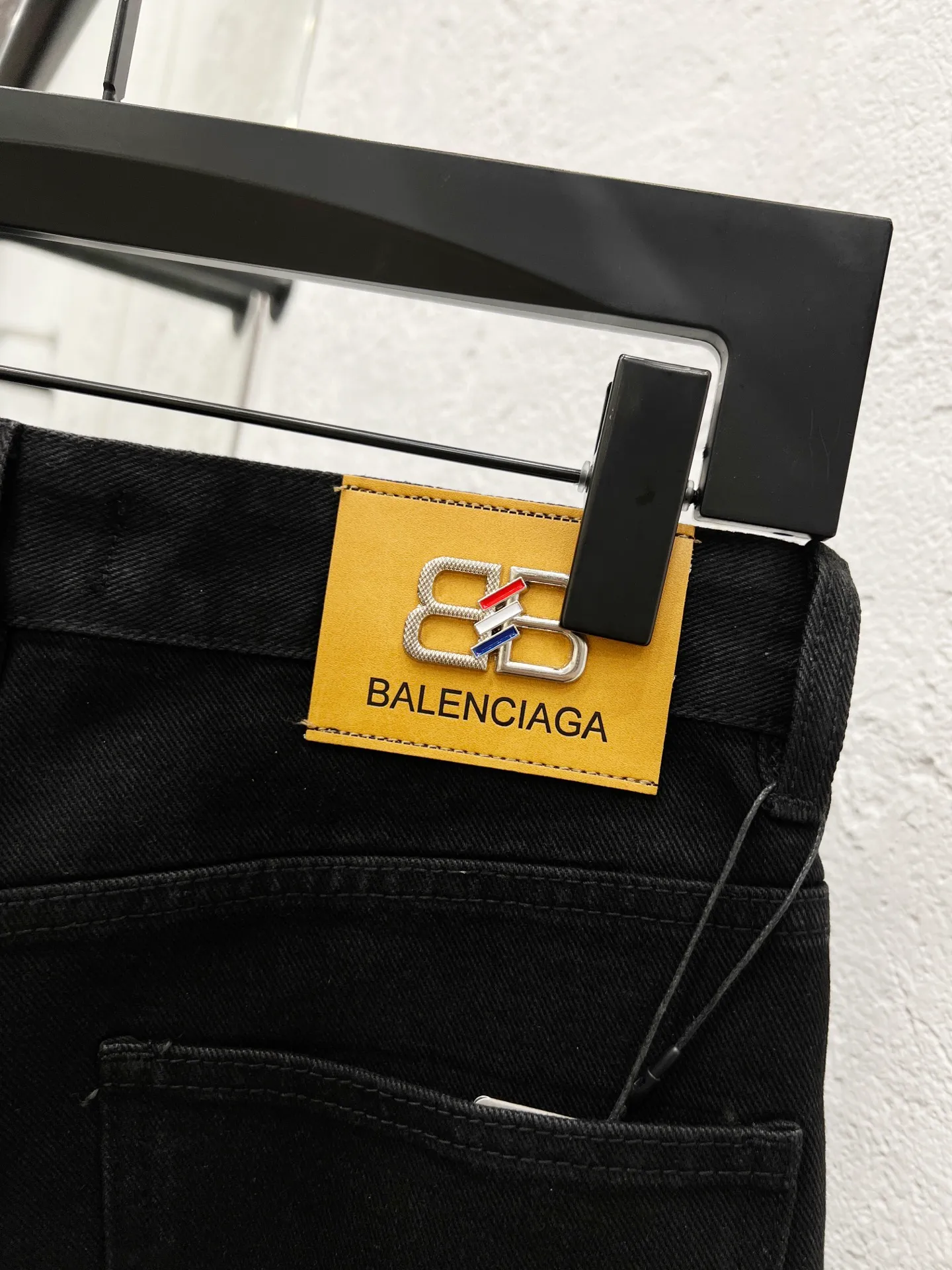 🅿️270 Style number: H983 Balenciaga SS25 Zhou Yiran's same style straight-leg letter print jeans Regular fit Black Unisex style Top ceiling quality Styles with different wash textures, very friendly to people with thin legs and thick legs. The straight slim fit is very flattering to the leg shape. Moderate length that never goes out of style, easy to match with casually, basic styling for various styles, a must-have in the wardrobe! The fabric is stiff but also makes the upper body soft without losing texture. The washing process is even more perfect. It is a must-have item for everyone! ! ! Washed wheat, hang tag, pants label, three labels complete Color: black Size: 28, 30, 32, 34, 36