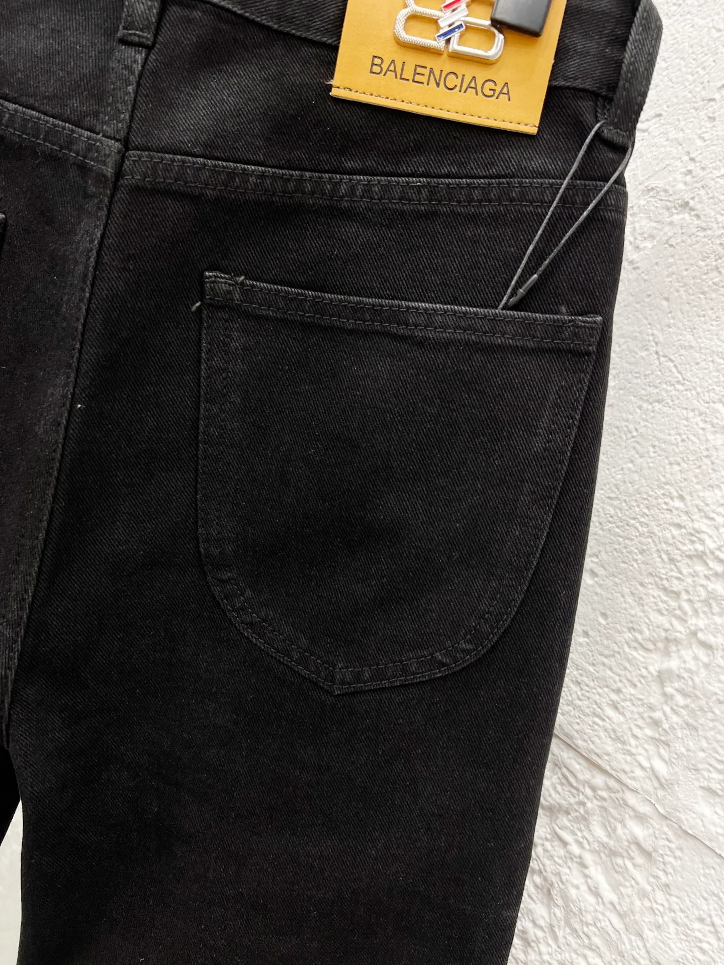 🅿️270 Style number: H983 Balenciaga SS25 Zhou Yiran's same style straight-leg letter print jeans Regular fit Black Unisex style Top ceiling quality Styles with different wash textures, very friendly to people with thin legs and thick legs. The straight slim fit is very flattering to the leg shape. Moderate length that never goes out of style, easy to match with casually, basic styling for various styles, a must-have in the wardrobe! The fabric is stiff but also makes the upper body soft without losing texture. The washing process is even more perfect. It is a must-have item for everyone! ! ! Washed wheat, hang tag, pants label, three labels complete Color: black Size: 28, 30, 32, 34, 36