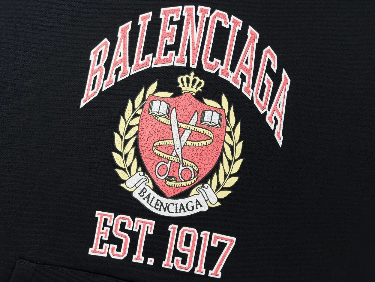 🅿️290 Detailed picture [Top version. Official website quality] BALENCI*GA/Paris. Classic style. SS22 #balenci*ga 1917 shield burst print hooded sweatshirt. Autumn and winter style brick cabinets are synchronized.                       The fabric is made of Paris ZP custom-woven and dyed cotton double-yarn large parka, with a net weight of 450 grams. The cloth surface is clean. The cloth pattern is clear, soft and comfortable. The threads are dyed with no color difference. The classic pattern is printed with environmentally friendly imported materials, precision printing screen, burst pattern printing, clear letters, three-dimensional effect, restoring the brick cabinet. The version adopts OS loose shoulder style, same style for men and women. Coding: BL238090 Color: black. Size: XS S M L