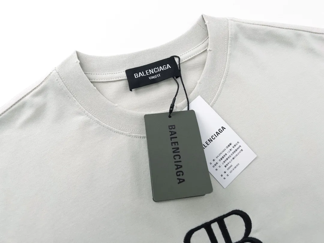🅿️176 Detailed picture [Top version. Official website quality] BALENCI*GA/Paris #BB emblem embroidered short-sleeved T-shirt# The fabric is made of Paris ZP custom-woven and dyed cotton double yarn. Weighing 260 grams, the cloth surface is clean. The cloth pattern is clear, soft and comfortable. The color fastness is good. It is not easy to change color. The threads are dyed with no color difference. The BB pattern letter embroidery uses imported embroidery machines, and the letters are three-dimensional and full. It is produced according to the pictures in the Jubie market. The finished product is washed. The collar, collar and hem of the garment are frayed and worn. The letters are clear. The three-dimensional effect is strong. The version adopts the OS loose shoulder design. The same style for men and women. Code: BL223005 Color: washed black, lime Size: XS S M L