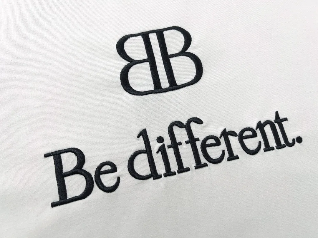 🅿️176 Detailed picture [Top version. Official website quality] BALENCI*GA/Paris #BB emblem embroidered short-sleeved T-shirt# The fabric is made of Paris ZP custom-woven and dyed cotton double yarn. Weighing 260 grams, the cloth surface is clean. The cloth pattern is clear, soft and comfortable. The color fastness is good. It is not easy to change color. The threads are dyed with no color difference. The BB pattern letter embroidery uses imported embroidery machines, and the letters are three-dimensional and full. It is produced according to the pictures in the Jubie market. The finished product is washed. The collar, collar and hem of the garment are frayed and worn. The letters are clear. The three-dimensional effect is strong. The version adopts the OS loose shoulder design. The same style for men and women. Code: BL223005 Color: washed black, lime Size: XS S M L