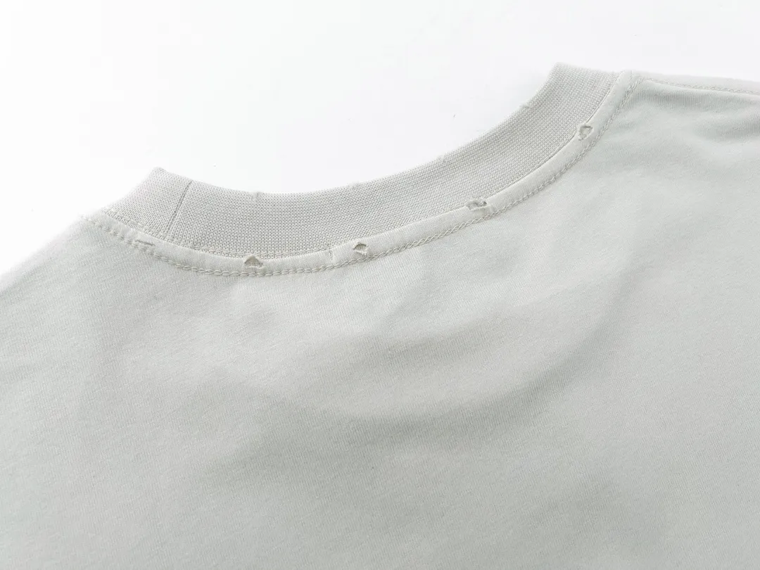 🅿️176 Detailed picture [Top version. Official website quality] BALENCI*GA/Paris #BB emblem embroidered short-sleeved T-shirt# The fabric is made of Paris ZP custom-woven and dyed cotton double yarn. Weighing 260 grams, the cloth surface is clean. The cloth pattern is clear, soft and comfortable. The color fastness is good. It is not easy to change color. The threads are dyed with no color difference. The BB pattern letter embroidery uses imported embroidery machines, and the letters are three-dimensional and full. It is produced according to the pictures in the Jubie market. The finished product is washed. The collar, collar and hem of the garment are frayed and worn. The letters are clear. The three-dimensional effect is strong. The version adopts the OS loose shoulder design. The same style for men and women. Code: BL223005 Color: washed black, lime Size: XS S M L