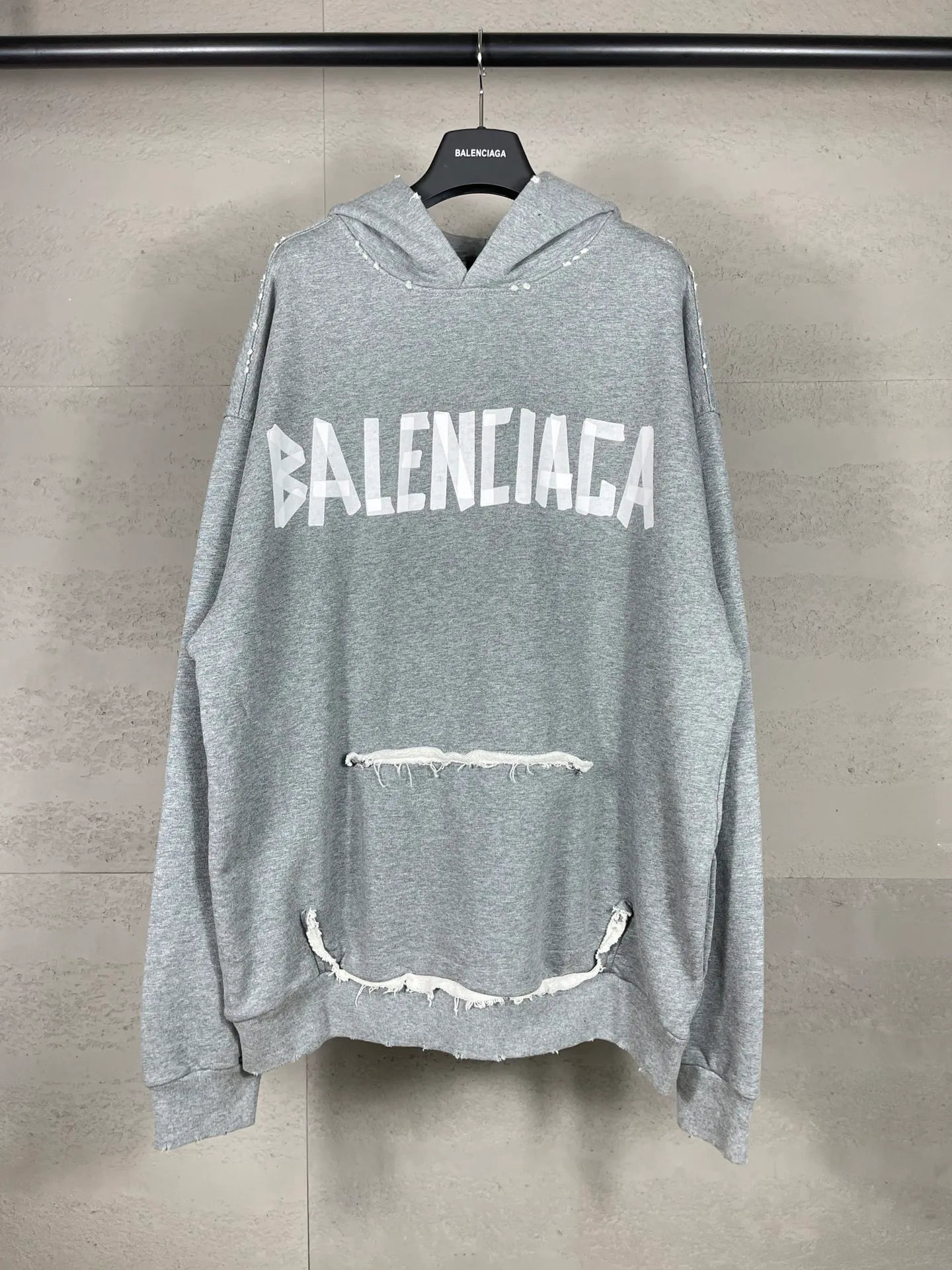 🅿️400 real photos. Note: Floral gray 💰340❗️ [Top version. Official website quality] BALENCI*GA/Paris. 23ss latest classic hot style. Purchase the original board, color, printing, water washing, production and return to the original product. Wrong version in the market. Welcome to compare. Tape direct printing. Ready-to-wear hooded sweatshirt washed and worn twice. The brick cabinet is synchronized. The fabric is made of Paris ZP custom-woven and dyed cotton sweatshirt. The weight is 450 grams. The cloth surface is clean. The cloth pattern is clear, soft and comfortable, and the threads are dyed with no color difference. The classic pattern adopts Kornit imported direct injection. The letters are clear and the effect is three-dimensional. Restored brick cabinet. The garments were washed and aged, and polished by many hands. Produced by ultra-heavy craftsmanship, special market currency. Note⚠️ZP fabric is made of fine-grained yarn. Pay attention to the big difference! Welcome to compare! The version adopts OS loose shoulder version. The same style for men and women. Code: BL238016 Color: dark gray blue, Paris blue, washed black, burgundy, fluorescent yellow, green, floral gray, sky blue, khaki Size: XS S M L