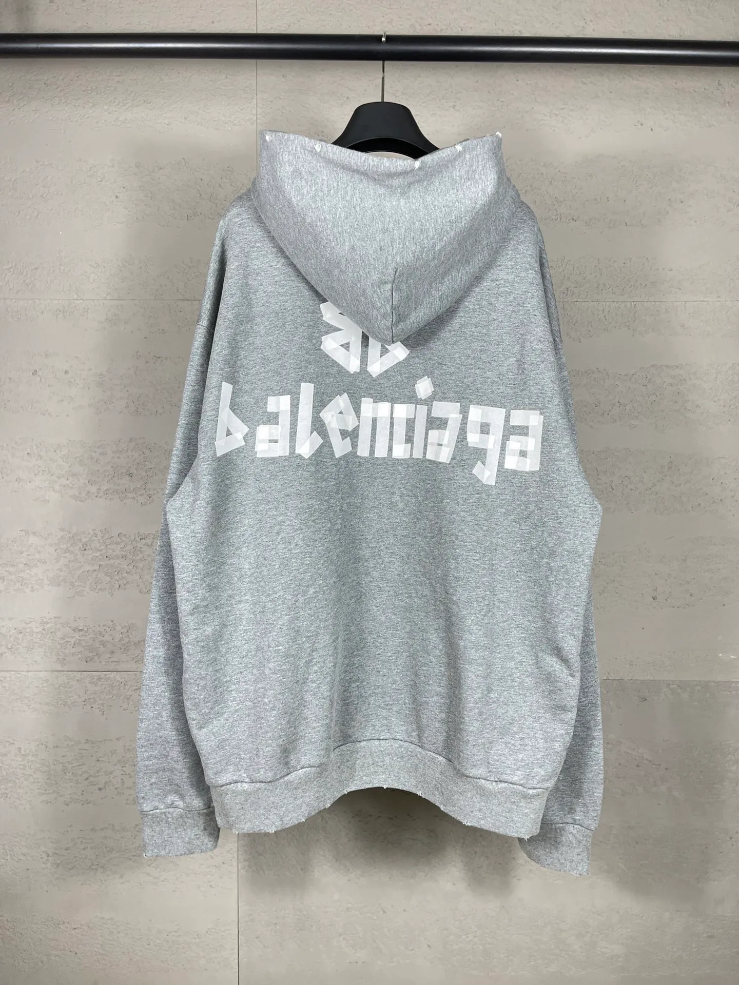 🅿️400 real photos. Note: Floral gray 💰340❗️ [Top version. Official website quality] BALENCI*GA/Paris. 23ss latest classic hot style. Purchase the original board, color, printing, water washing, production and return to the original product. Wrong version in the market. Welcome to compare. Tape direct printing. Ready-to-wear hooded sweatshirt washed and worn twice. The brick cabinet is synchronized. The fabric is made of Paris ZP custom-woven and dyed cotton sweatshirt. The weight is 450 grams. The cloth surface is clean. The cloth pattern is clear, soft and comfortable, and the threads are dyed with no color difference. The classic pattern adopts Kornit imported direct injection. The letters are clear and the effect is three-dimensional. Restored brick cabinet. The garments were washed and aged, and polished by many hands. Produced by ultra-heavy craftsmanship, special market currency. Note⚠️ZP fabric is made of fine-grained yarn. Pay attention to the big difference! Welcome to compare! The version adopts OS loose shoulder version. The same style for men and women. Code: BL238016 Color: dark gray blue, Paris blue, washed black, burgundy, fluorescent yellow, green, floral gray, sky blue, khaki Size: XS S M L