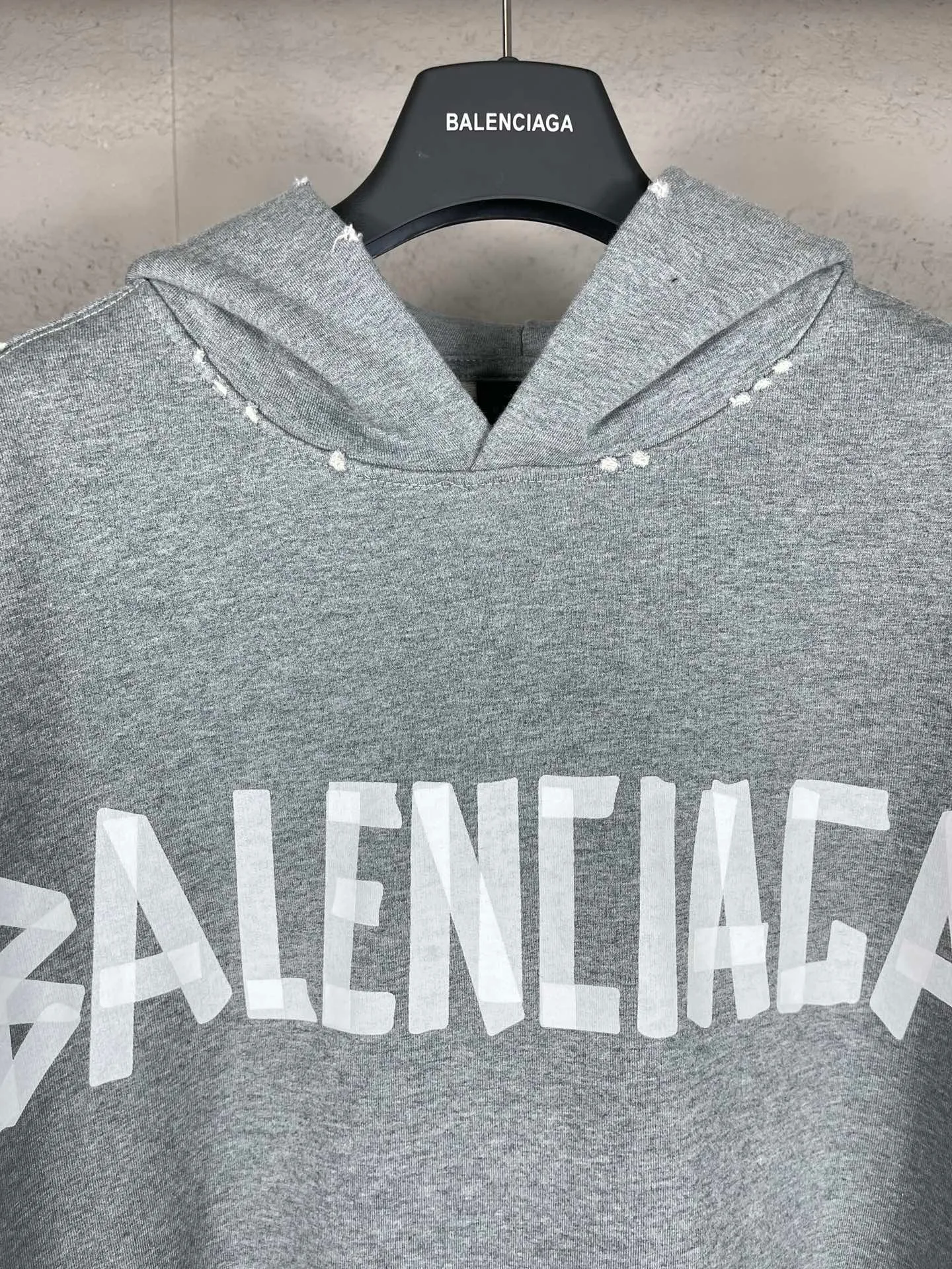 🅿️400 real photos. Note: Floral gray 💰340❗️ [Top version. Official website quality] BALENCI*GA/Paris. 23ss latest classic hot style. Purchase the original board, color, printing, water washing, production and return to the original product. Wrong version in the market. Welcome to compare. Tape direct printing. Ready-to-wear hooded sweatshirt washed and worn twice. The brick cabinet is synchronized. The fabric is made of Paris ZP custom-woven and dyed cotton sweatshirt. The weight is 450 grams. The cloth surface is clean. The cloth pattern is clear, soft and comfortable, and the threads are dyed with no color difference. The classic pattern adopts Kornit imported direct injection. The letters are clear and the effect is three-dimensional. Restored brick cabinet. The garments were washed and aged, and polished by many hands. Produced by ultra-heavy craftsmanship, special market currency. Note⚠️ZP fabric is made of fine-grained yarn. Pay attention to the big difference! Welcome to compare! The version adopts OS loose shoulder version. The same style for men and women. Code: BL238016 Color: dark gray blue, Paris blue, washed black, burgundy, fluorescent yellow, green, floral gray, sky blue, khaki Size: XS S M L