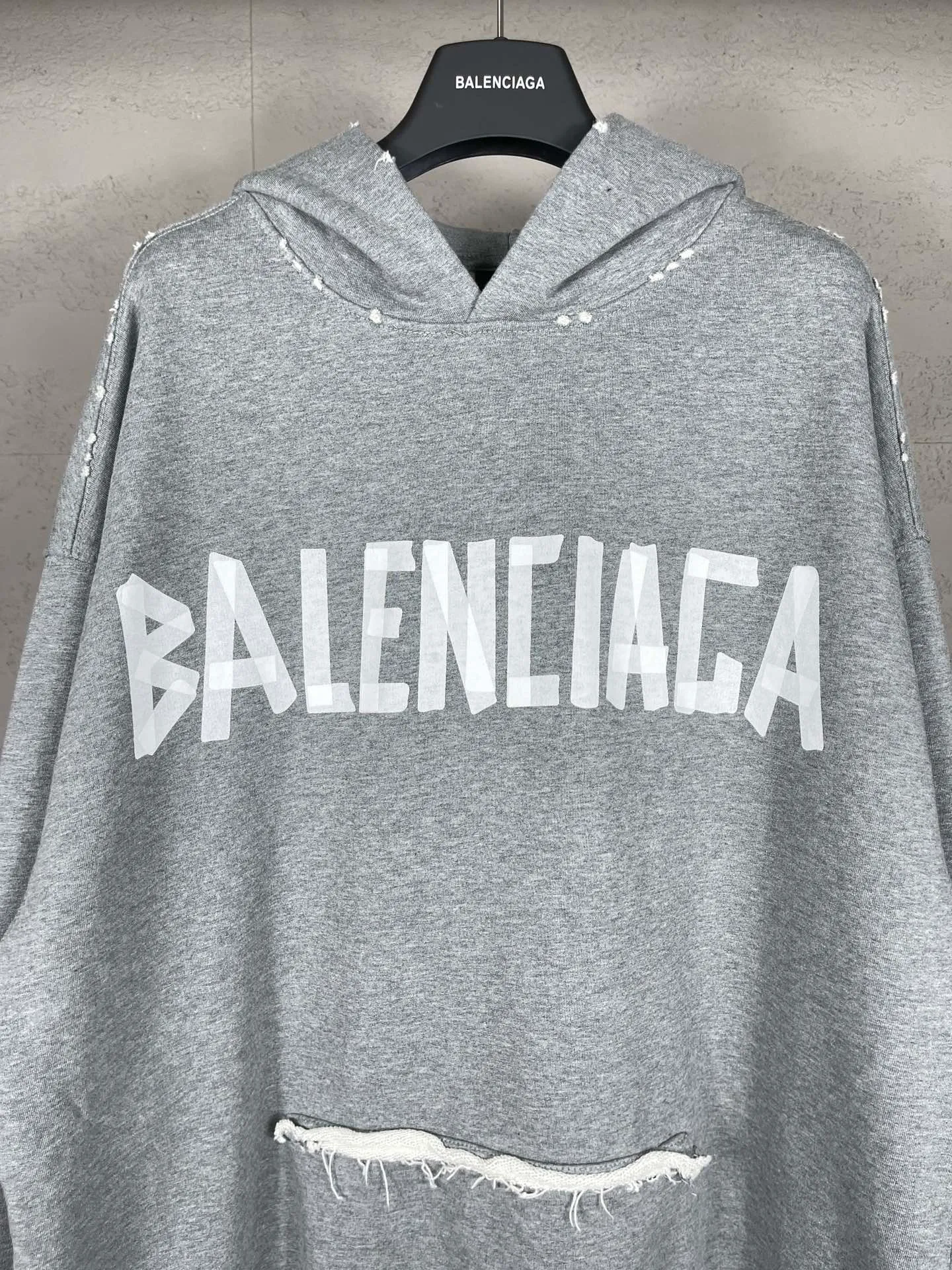 🅿️400 real photos. Note: Floral gray 💰340❗️ [Top version. Official website quality] BALENCI*GA/Paris. 23ss latest classic hot style. Purchase the original board, color, printing, water washing, production and return to the original product. Wrong version in the market. Welcome to compare. Tape direct printing. Ready-to-wear hooded sweatshirt washed and worn twice. The brick cabinet is synchronized. The fabric is made of Paris ZP custom-woven and dyed cotton sweatshirt. The weight is 450 grams. The cloth surface is clean. The cloth pattern is clear, soft and comfortable, and the threads are dyed with no color difference. The classic pattern adopts Kornit imported direct injection. The letters are clear and the effect is three-dimensional. Restored brick cabinet. The garments were washed and aged, and polished by many hands. Produced by ultra-heavy craftsmanship, special market currency. Note⚠️ZP fabric is made of fine-grained yarn. Pay attention to the big difference! Welcome to compare! The version adopts OS loose shoulder version. The same style for men and women. Code: BL238016 Color: dark gray blue, Paris blue, washed black, burgundy, fluorescent yellow, green, floral gray, sky blue, khaki Size: XS S M L