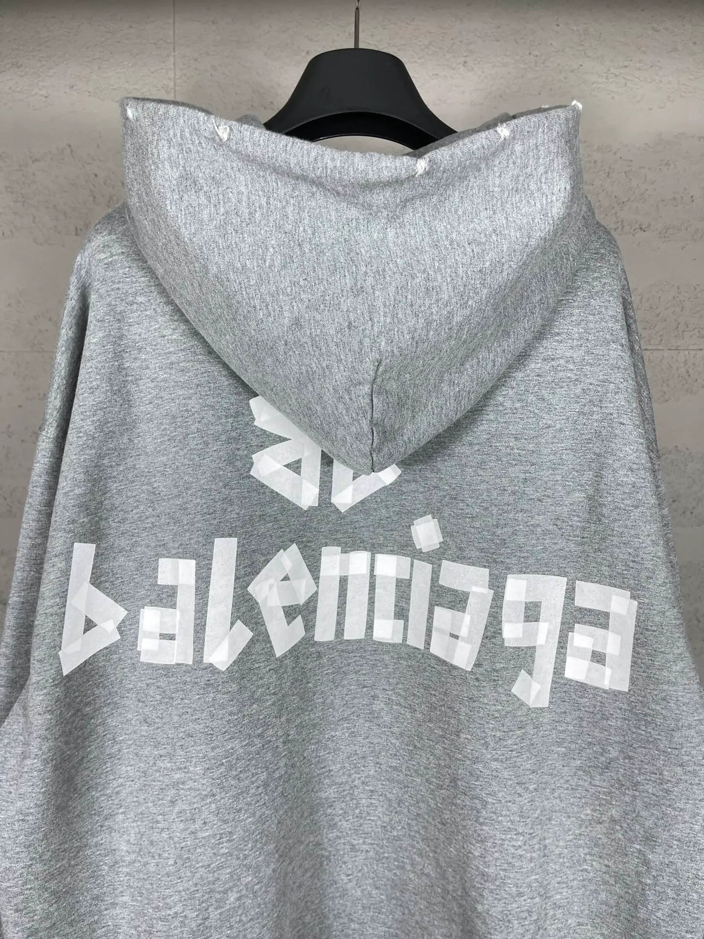 🅿️400 real photos. Note: Floral gray 💰340❗️ [Top version. Official website quality] BALENCI*GA/Paris. 23ss latest classic hot style. Purchase the original board, color, printing, water washing, production and return to the original product. Wrong version in the market. Welcome to compare. Tape direct printing. Ready-to-wear hooded sweatshirt washed and worn twice. The brick cabinet is synchronized. The fabric is made of Paris ZP custom-woven and dyed cotton sweatshirt. The weight is 450 grams. The cloth surface is clean. The cloth pattern is clear, soft and comfortable, and the threads are dyed with no color difference. The classic pattern adopts Kornit imported direct injection. The letters are clear and the effect is three-dimensional. Restored brick cabinet. The garments were washed and aged, and polished by many hands. Produced by ultra-heavy craftsmanship, special market currency. Note⚠️ZP fabric is made of fine-grained yarn. Pay attention to the big difference! Welcome to compare! The version adopts OS loose shoulder version. The same style for men and women. Code: BL238016 Color: dark gray blue, Paris blue, washed black, burgundy, fluorescent yellow, green, floral gray, sky blue, khaki Size: XS S M L