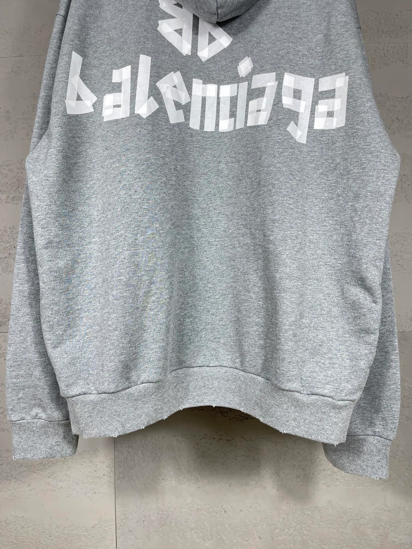 🅿️400 real photos. Note: Floral gray 💰340❗️ [Top version. Official website quality] BALENCI*GA/Paris. 23ss latest classic hot style. Purchase the original board, color, printing, water washing, production and return to the original product. Wrong version in the market. Welcome to compare. Tape direct printing. Ready-to-wear hooded sweatshirt washed and worn twice. The brick cabinet is synchronized. The fabric is made of Paris ZP custom-woven and dyed cotton sweatshirt. The weight is 450 grams. The cloth surface is clean. The cloth pattern is clear, soft and comfortable, and the threads are dyed with no color difference. The classic pattern adopts Kornit imported direct injection. The letters are clear and the effect is three-dimensional. Restored brick cabinet. The garments were washed and aged, and polished by many hands. Produced by ultra-heavy craftsmanship, special market currency. Note⚠️ZP fabric is made of fine-grained yarn. Pay attention to the big difference! Welcome to compare! The version adopts OS loose shoulder version. The same style for men and women. Code: BL238016 Color: dark gray blue, Paris blue, washed black, burgundy, fluorescent yellow, green, floral gray, sky blue, khaki Size: XS S M L
