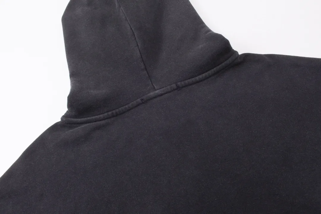 🅿️330 Detailed picture [Top version. Official website quality] BALENCI*GA/Paris Rammstein band co-branded hooded sweatshirt. The fabric is made of Paris ZP custom-woven and dyed cotton sweatshirt. The net weight is 450 grams. The cloth surface is clean. The cloth pattern is clear, soft and comfortable. The threads are dyed with no color difference. The pattern adopts Kornit digital direct printing machine, the letter strips are drawn with crack technology, the direct printing color is aligned with the original color, the LOGO is embroidered on the back of the clothes and legs, the ready-made clothes are washed and worn, the brick cabinets are restored, and the Jubie market is produced according to the pictures. You are welcome to compare the version and adopt the OS loose shoulder version. Same style for men and women Code: BL238070 Color: Washed black Size: XS S M L