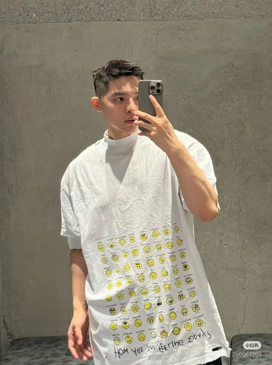♻️💯Refer to the model picture for the upper body❤️The top version of Balenciaga's creative smiley emoticon direct-printed round neck short-sleeved T-shirt. Purchase the original pattern and make a sample. Compare the original fabric, version, and details. Fabric: Made of 100% pure cotton fabric and imported cotton yarn. Soft, skin-friendly and non-irritating.  Craftsmanship: The clothing is a front-shoulder version, and all pieces are cut one-to-one by professional masters. Details: All accessories are genuine one-to-one custom-made and fully equipped, including the buttons on the front of the clothing.  Purchase the original benchmarking details fabric, high version, heavy weight 320g double yarn pure cotton fabric, color: black, white, code number: XS S M L P: 290