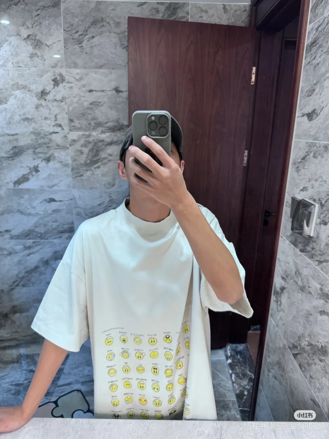 ♻️💯Refer to the model picture for the upper body❤️The top version of Balenciaga's creative smiley emoticon direct-printed round neck short-sleeved T-shirt. Purchase the original pattern and make a sample. Compare the original fabric, version, and details. Fabric: Made of 100% pure cotton fabric and imported cotton yarn. Soft, skin-friendly and non-irritating.  Craftsmanship: The clothing is a front-shoulder version, and all pieces are cut one-to-one by professional masters. Details: All accessories are genuine one-to-one custom-made and fully equipped, including the buttons on the front of the clothing.  Purchase the original benchmarking details fabric, high version, heavy weight 320g double yarn pure cotton fabric, color: black, white, code number: XS S M L P: 290