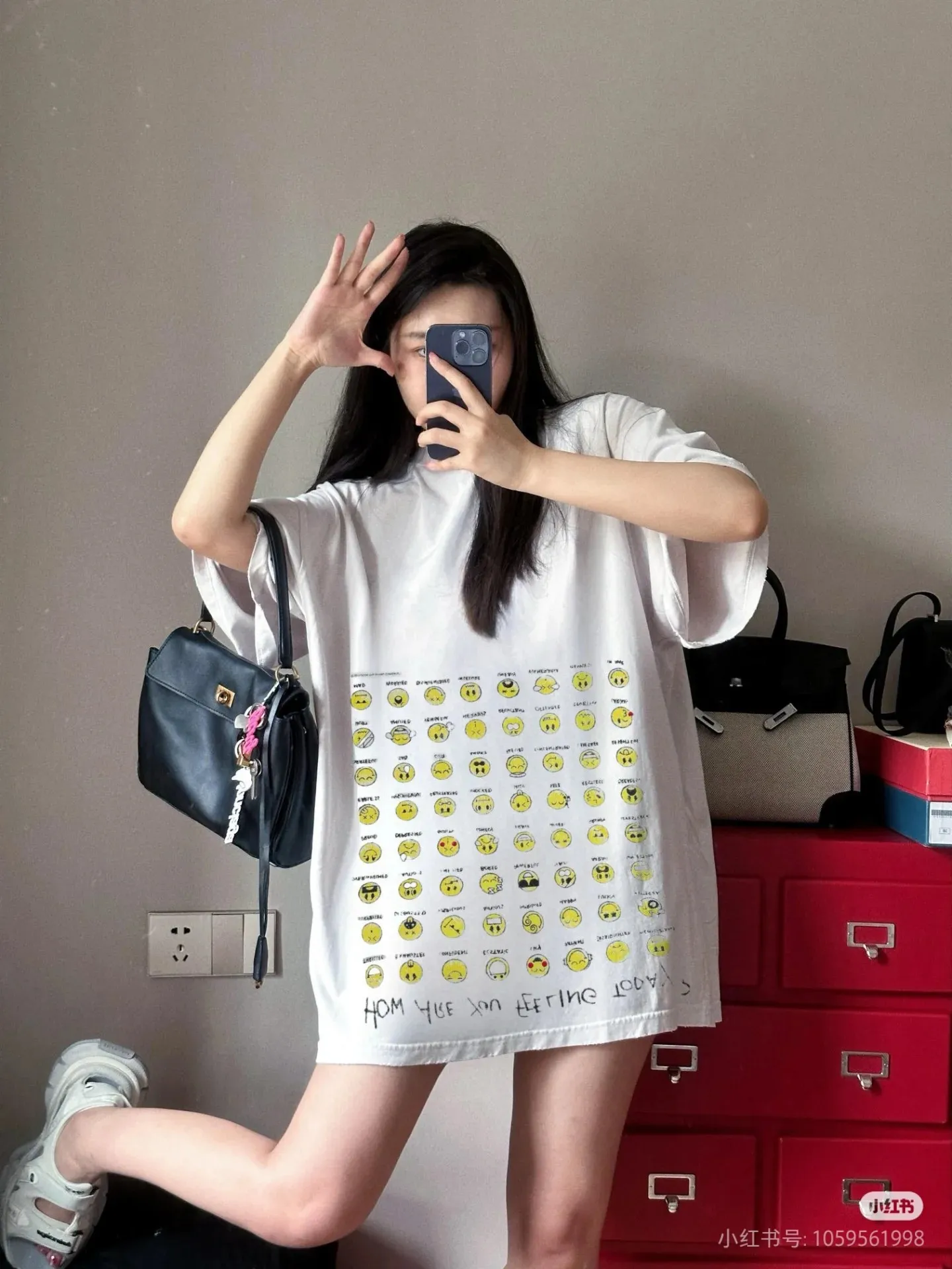 ♻️💯Refer to the model picture for the upper body❤️The top version of Balenciaga's creative smiley emoticon direct-printed round neck short-sleeved T-shirt. Purchase the original pattern and make a sample. Compare the original fabric, version, and details. Fabric: Made of 100% pure cotton fabric and imported cotton yarn. Soft, skin-friendly and non-irritating.  Craftsmanship: The clothing is a front-shoulder version, and all pieces are cut one-to-one by professional masters. Details: All accessories are genuine one-to-one custom-made and fully equipped, including the buttons on the front of the clothing.  Purchase the original benchmarking details fabric, high version, heavy weight 320g double yarn pure cotton fabric, color: black, white, code number: XS S M L P: 290