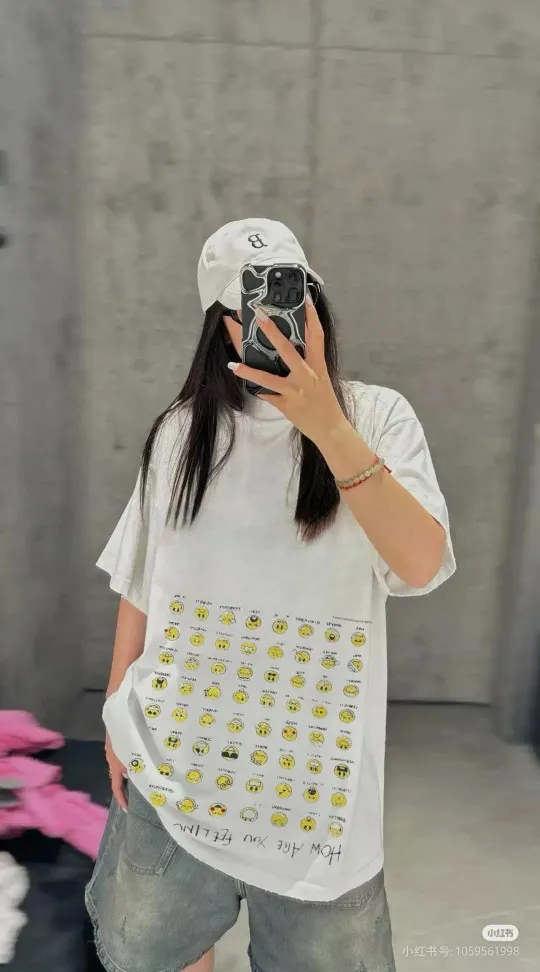 ♻️💯Refer to the model picture for the upper body❤️The top version of Balenciaga's creative smiley emoticon direct-printed round neck short-sleeved T-shirt. Purchase the original pattern and make a sample. Compare the original fabric, version, and details. Fabric: Made of 100% pure cotton fabric and imported cotton yarn. Soft, skin-friendly and non-irritating.  Craftsmanship: The clothing is a front-shoulder version, and all pieces are cut one-to-one by professional masters. Details: All accessories are genuine one-to-one custom-made and fully equipped, including the buttons on the front of the clothing.  Purchase the original benchmarking details fabric, high version, heavy weight 320g double yarn pure cotton fabric, color: black, white, code number: XS S M L P: 290
