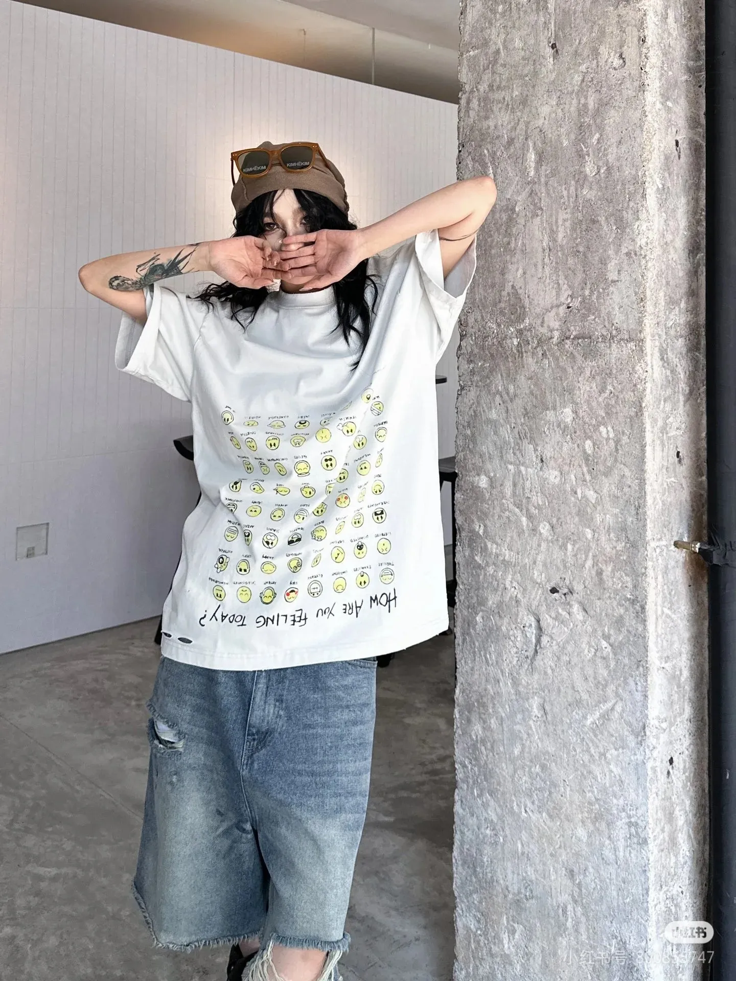♻️💯Refer to the model picture for the upper body❤️The top version of Balenciaga's creative smiley emoticon direct-printed round neck short-sleeved T-shirt. Purchase the original pattern and make a sample. Compare the original fabric, version, and details. Fabric: Made of 100% pure cotton fabric and imported cotton yarn. Soft, skin-friendly and non-irritating.  Craftsmanship: The clothing is a front-shoulder version, and all pieces are cut one-to-one by professional masters. Details: All accessories are genuine one-to-one custom-made and fully equipped, including the buttons on the front of the clothing.  Purchase the original benchmarking details fabric, high version, heavy weight 320g double yarn pure cotton fabric, color: black, white, code number: XS S M L P: 290