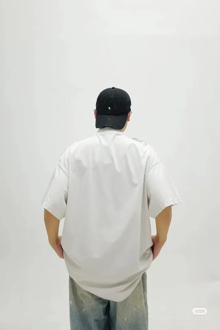 ♻️💯Refer to the model picture for the upper body❤️The top version of Balenciaga's creative smiley emoticon direct-printed round neck short-sleeved T-shirt. Purchase the original pattern and make a sample. Compare the original fabric, version, and details. Fabric: Made of 100% pure cotton fabric and imported cotton yarn. Soft, skin-friendly and non-irritating.  Craftsmanship: The clothing is a front-shoulder version, and all pieces are cut one-to-one by professional masters. Details: All accessories are genuine one-to-one custom-made and fully equipped, including the buttons on the front of the clothing.  Purchase the original benchmarking details fabric, high version, heavy weight 320g double yarn pure cotton fabric, color: black, white, code number: XS S M L P: 290