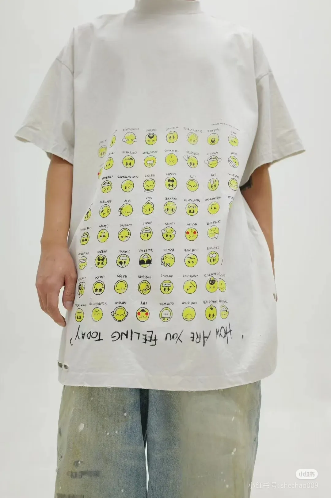 ♻️💯Refer to the model picture for the upper body❤️The top version of Balenciaga's creative smiley emoticon direct-printed round neck short-sleeved T-shirt. Purchase the original pattern and make a sample. Compare the original fabric, version, and details. Fabric: Made of 100% pure cotton fabric and imported cotton yarn. Soft, skin-friendly and non-irritating.  Craftsmanship: The clothing is a front-shoulder version, and all pieces are cut one-to-one by professional masters. Details: All accessories are genuine one-to-one custom-made and fully equipped, including the buttons on the front of the clothing.  Purchase the original benchmarking details fabric, high version, heavy weight 320g double yarn pure cotton fabric, color: black, white, code number: XS S M L P: 290