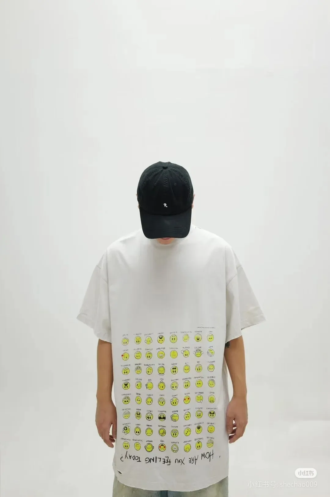 ♻️💯Refer to the model picture for the upper body❤️The top version of Balenciaga's creative smiley emoticon direct-printed round neck short-sleeved T-shirt. Purchase the original pattern and make a sample. Compare the original fabric, version, and details. Fabric: Made of 100% pure cotton fabric and imported cotton yarn. Soft, skin-friendly and non-irritating.  Craftsmanship: The clothing is a front-shoulder version, and all pieces are cut one-to-one by professional masters. Details: All accessories are genuine one-to-one custom-made and fully equipped, including the buttons on the front of the clothing.  Purchase the original benchmarking details fabric, high version, heavy weight 320g double yarn pure cotton fabric, color: black, white, code number: XS S M L P: 290