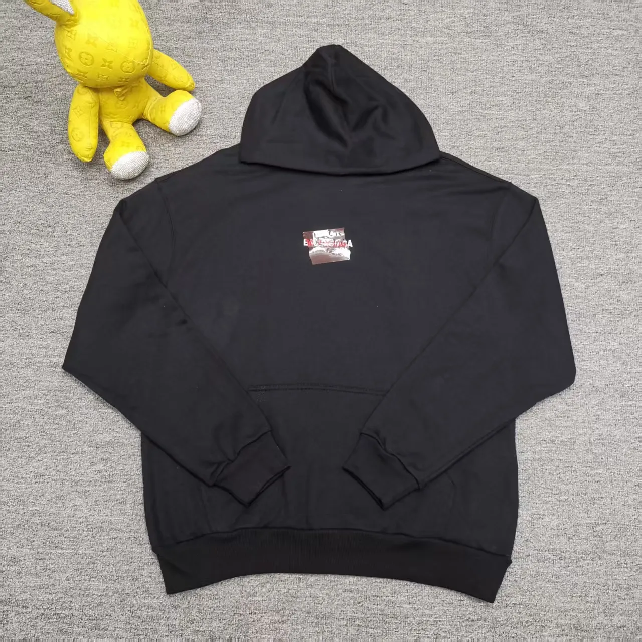 [Top version. Official website quality] BALENCI*GA/Paris #2025 autumn and winter new style front and rear letter LOGO embroidered tape taped hooded sweatshirt. Full sense of design, welcome to compare. The fabric is made of Paris ZP custom-woven and dyed cotton sweatshirt. The weight is 460 grams. The cloth surface is clean. The cloth pattern is clear, soft and comfortable. The threads are dyed with no color difference. The classic letter LOGO is embroidered with imported Tajima embroidery machine. The tape is stamped with imported transparent glue. The effect is three-dimensional. Restore the brick cabinet, adopt the OS loose shoulder style. Same style for men and women. Color: black, sky blue, size: XS S M L P450