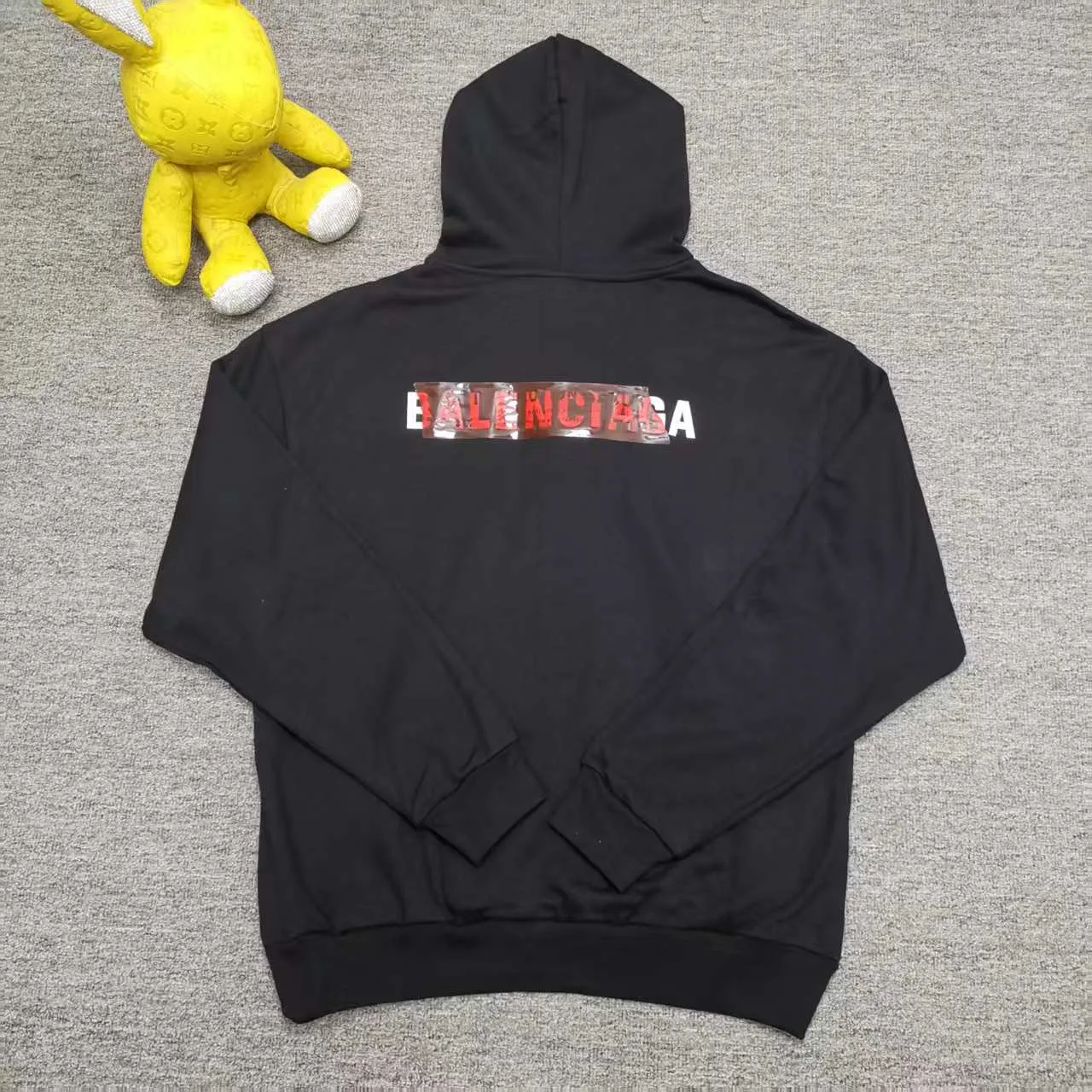[Top version. Official website quality] BALENCI*GA/Paris #2025 autumn and winter new style front and rear letter LOGO embroidered tape taped hooded sweatshirt. Full sense of design, welcome to compare. The fabric is made of Paris ZP custom-woven and dyed cotton sweatshirt. The weight is 460 grams. The cloth surface is clean. The cloth pattern is clear, soft and comfortable. The threads are dyed with no color difference. The classic letter LOGO is embroidered with imported Tajima embroidery machine. The tape is stamped with imported transparent glue. The effect is three-dimensional. Restore the brick cabinet, adopt the OS loose shoulder style. Same style for men and women. Color: black, sky blue, size: XS S M L P450
