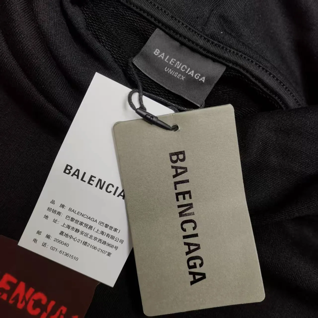 [Top version. Official website quality] BALENCI*GA/Paris #2025 autumn and winter new style front and rear letter LOGO embroidered tape taped hooded sweatshirt. Full sense of design, welcome to compare. The fabric is made of Paris ZP custom-woven and dyed cotton sweatshirt. The weight is 460 grams. The cloth surface is clean. The cloth pattern is clear, soft and comfortable. The threads are dyed with no color difference. The classic letter LOGO is embroidered with imported Tajima embroidery machine. The tape is stamped with imported transparent glue. The effect is three-dimensional. Restore the brick cabinet, adopt the OS loose shoulder style. Same style for men and women. Color: black, sky blue, size: XS S M L P450
