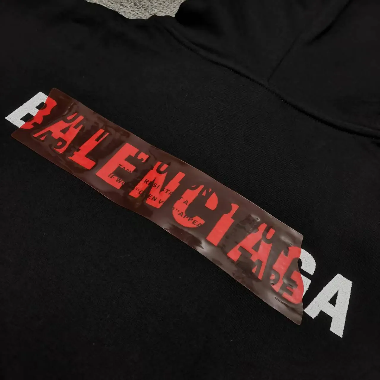 [Top version. Official website quality] BALENCI*GA/Paris #2025 autumn and winter new style front and rear letter LOGO embroidered tape taped hooded sweatshirt. Full sense of design, welcome to compare. The fabric is made of Paris ZP custom-woven and dyed cotton sweatshirt. The weight is 460 grams. The cloth surface is clean. The cloth pattern is clear, soft and comfortable. The threads are dyed with no color difference. The classic letter LOGO is embroidered with imported Tajima embroidery machine. The tape is stamped with imported transparent glue. The effect is three-dimensional. Restore the brick cabinet, adopt the OS loose shoulder style. Same style for men and women. Color: black, sky blue, size: XS S M L P450