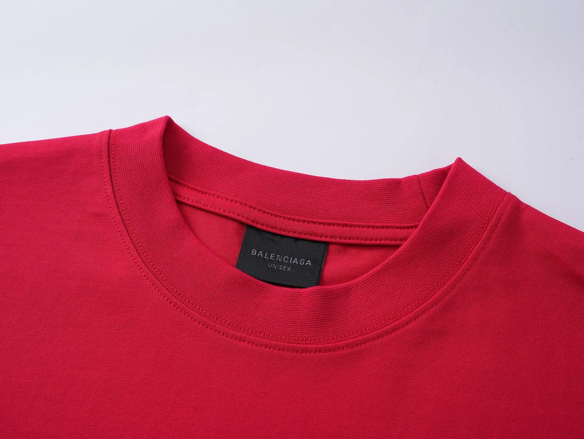 🅿️186 real photos [Top version. Official website quality] BALENCI*GA/Paris. SS25 latest model, Paris Chinese Valentine's Day limited edition, short-sleeved T-shirt with love LOGO embroidery on the front and love LOGO printing on the back. Brick cabinet synchronization. Genuine product developed at the first time, welcome to compare! The fabric is made of Paris ZP custom-woven and dyed cotton double yarn. Weighing 260 grams, the cloth surface is clean. The cloth pattern is clear, soft and comfortable. The threads are dyed with no color difference. The embroidery is done using imported Tajima embroidery machines. The printing uses environmentally friendly imported rubber paddles. The letters are clear and the effect is three-dimensional. The version adopts OS loose shoulder design. Same style for men and women. Code: BL253721 Color: black, red, pink, off-white Size: XS S M L