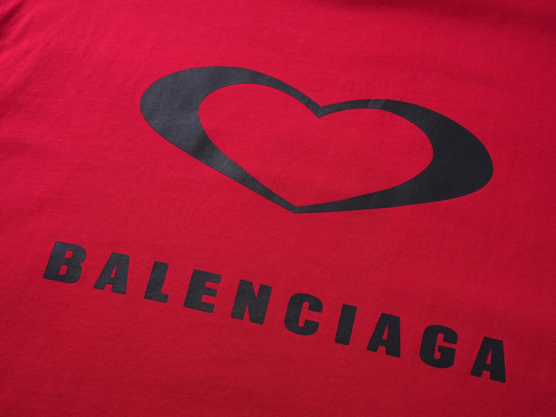 🅿️186 real photos [Top version. Official website quality] BALENCI*GA/Paris. SS25 latest model, Paris Chinese Valentine's Day limited edition, short-sleeved T-shirt with love LOGO embroidery on the front and love LOGO printing on the back. Brick cabinet synchronization. Genuine product developed at the first time, welcome to compare! The fabric is made of Paris ZP custom-woven and dyed cotton double yarn. Weighing 260 grams, the cloth surface is clean. The cloth pattern is clear, soft and comfortable. The threads are dyed with no color difference. The embroidery is done using imported Tajima embroidery machines. The printing uses environmentally friendly imported rubber paddles. The letters are clear and the effect is three-dimensional. The version adopts OS loose shoulder design. Same style for men and women. Code: BL253721 Color: black, red, pink, off-white Size: XS S M L