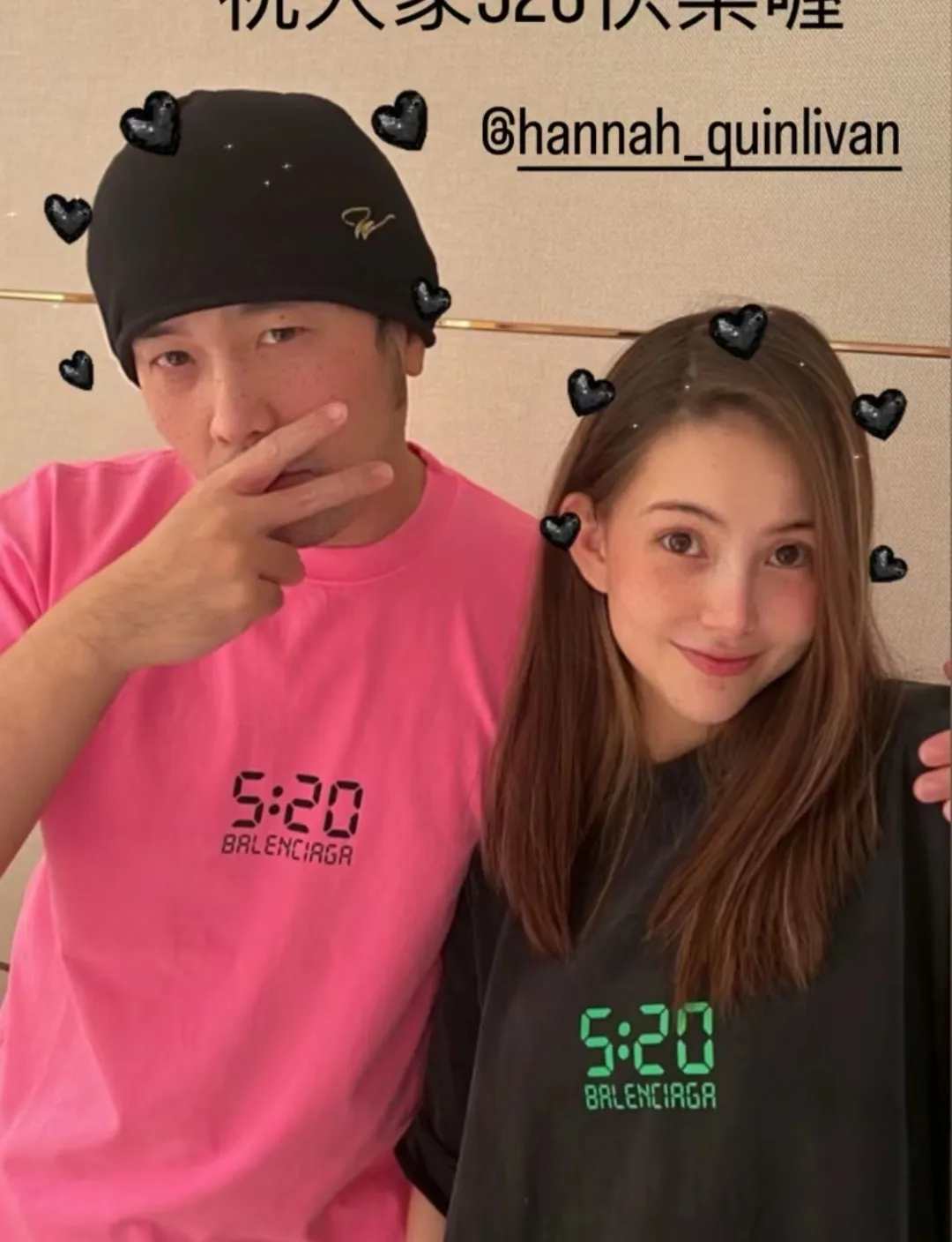 ♻️💯Upper body reference model picture❤️Top tested version BALENCIAGA Balenciaga 520 limited capsule series I love you Jay Chou same style 5:20 men and women couples same fashion brand pure cotton loose breathable short sleeves. The 520 font on the chest particularly highlights the theme of this short sleeve. Obvious, naked expression. 26S280g pure cotton fabric Color: washed black white Size: XS-L P:240