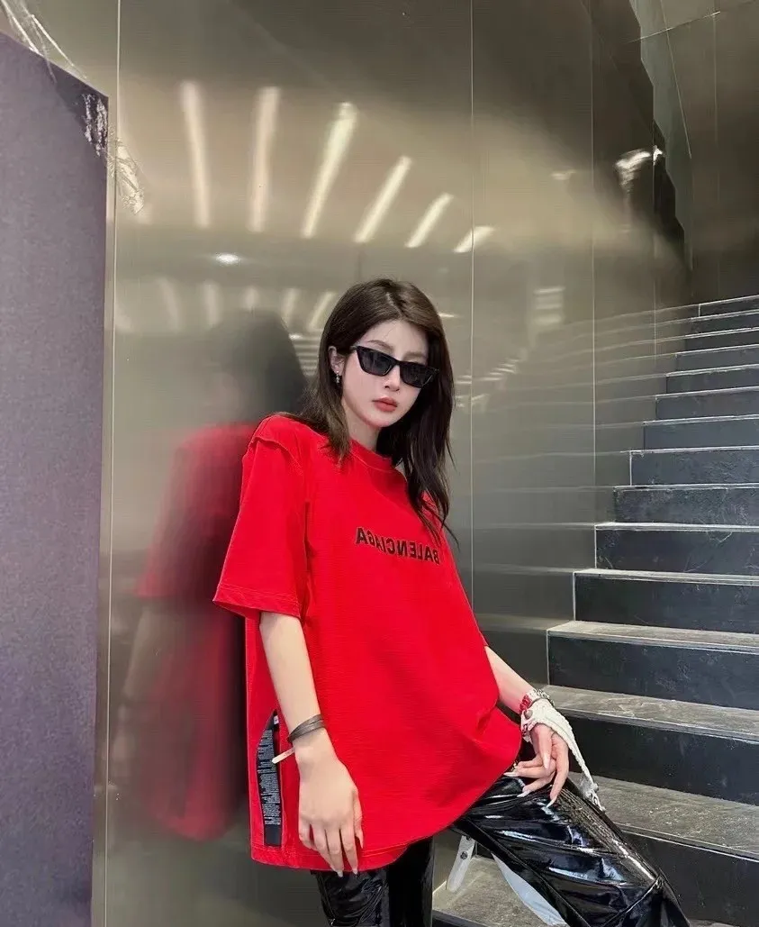 ♻️💯Upper body reference model picture❤️Top tested version Balenciaga 23ss Balenciaga black letter embroidery reversible short-sleeved T-shirt for male and female couples stars 16-count combed siro-spun plain cloth is used for environmentally friendly vulcanization dyeing of the board. The weight of the finished garment is 360 grams. Dust-free singeing and food-feeding processes ensure that the cloth surface is clear and dust-free. Environmentally-friendly vulcanization dyeing and dust-free singeing and food-feeding processes ensure that The cloth surface is clear and dust-free. The matching thread is 16S and the cross pull thread. The difficulty lies in the embroidery. Water-soluble cotton is used for hollow three-dimensional embroidery. Imported Behringer embroidery machine cotton thread embroidery. Large area embroidery parts require a lot of consumption. For large-sized water-soluble cotton, there are many subsequent processes, including the time required to dissolve the water-soluble cotton and the number of washes. If there is unprocessed undissolved cotton glue attached to the clothes, the entire garment will be directly scrapped. In terms of process alone, it is a time-consuming and labor-intensive style. The pattern effect is fully restored. The double-layer stitching on the back collar is firm and tight, the double chain on the shoulders is routed, the hem is tight, the fabric is full of drape, and the pattern is consistent. Every detail is presented to the customer. Customized brand new collar label, washed, distinguishing the wrong collar label from the market, the details are visible. Quality guaranteed! Size: XS-L Color: red washed black P:310