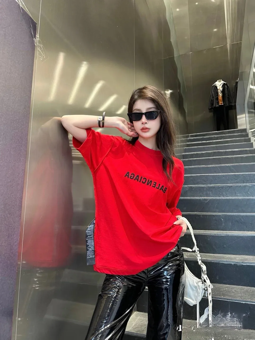 ♻️💯Upper body reference model picture❤️Top tested version Balenciaga 23ss Balenciaga black letter embroidery reversible short-sleeved T-shirt for male and female couples stars 16-count combed siro-spun plain cloth is used for environmentally friendly vulcanization dyeing of the board. The weight of the finished garment is 360 grams. Dust-free singeing and food-feeding processes ensure that the cloth surface is clear and dust-free. Environmentally-friendly vulcanization dyeing and dust-free singeing and food-feeding processes ensure that The cloth surface is clear and dust-free. The matching thread is 16S and the cross pull thread. The difficulty lies in the embroidery. Water-soluble cotton is used for hollow three-dimensional embroidery. Imported Behringer embroidery machine cotton thread embroidery. Large area embroidery parts require a lot of consumption. For large-sized water-soluble cotton, there are many subsequent processes, including the time required to dissolve the water-soluble cotton and the number of washes. If there is unprocessed undissolved cotton glue attached to the clothes, the entire garment will be directly scrapped. In terms of process alone, it is a time-consuming and labor-intensive style. The pattern effect is fully restored. The double-layer stitching on the back collar is firm and tight, the double chain on the shoulders is routed, the hem is tight, the fabric is full of drape, and the pattern is consistent. Every detail is presented to the customer. Customized brand new collar label, washed, distinguishing the wrong collar label from the market, the details are visible. Quality guaranteed! Size: XS-L Color: red washed black P:310