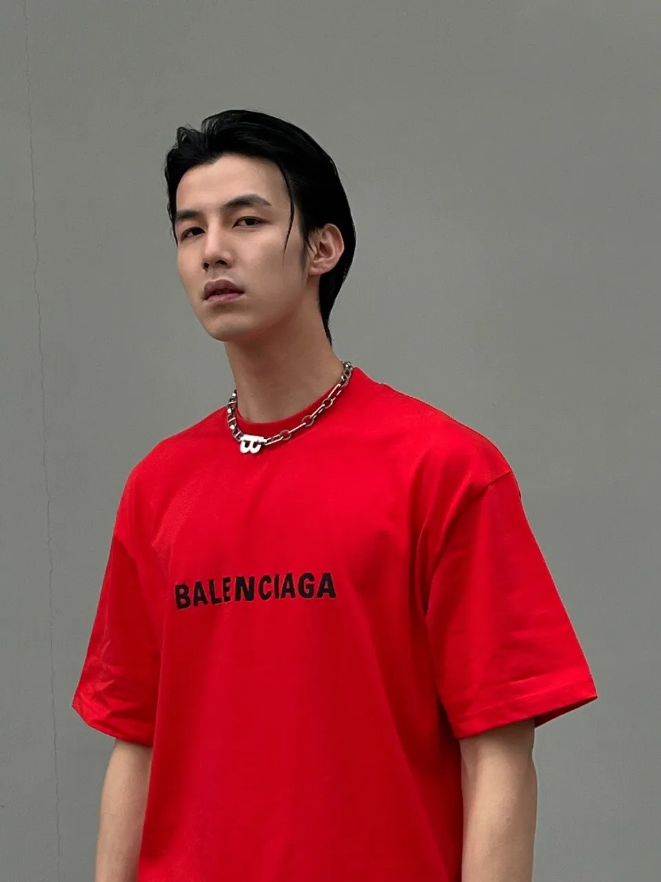 ♻️💯Upper body reference model picture❤️Top tested version Balenciaga 23ss Balenciaga black letter embroidery reversible short-sleeved T-shirt for male and female couples stars 16-count combed siro-spun plain cloth is used for environmentally friendly vulcanization dyeing of the board. The weight of the finished garment is 360 grams. Dust-free singeing and food-feeding processes ensure that the cloth surface is clear and dust-free. Environmentally-friendly vulcanization dyeing and dust-free singeing and food-feeding processes ensure that The cloth surface is clear and dust-free. The matching thread is 16S and the cross pull thread. The difficulty lies in the embroidery. Water-soluble cotton is used for hollow three-dimensional embroidery. Imported Behringer embroidery machine cotton thread embroidery. Large area embroidery parts require a lot of consumption. For large-sized water-soluble cotton, there are many subsequent processes, including the time required to dissolve the water-soluble cotton and the number of washes. If there is unprocessed undissolved cotton glue attached to the clothes, the entire garment will be directly scrapped. In terms of process alone, it is a time-consuming and labor-intensive style. The pattern effect is fully restored. The double-layer stitching on the back collar is firm and tight, the double chain on the shoulders is routed, the hem is tight, the fabric is full of drape, and the pattern is consistent. Every detail is presented to the customer. Customized brand new collar label, washed, distinguishing the wrong collar label from the market, the details are visible. Quality guaranteed! Size: XS-L Color: red washed black P:310