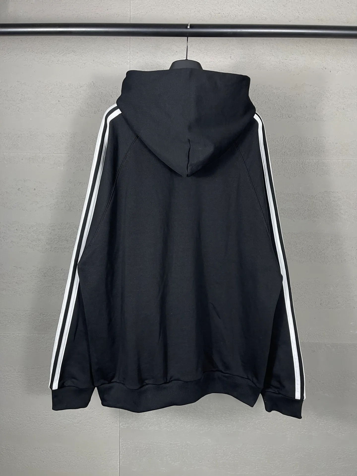 🅿️320 real photos [Top version. Official website quality] BALENCI*GA/Paris co-branded Adidas three-leaf clover three-stripe LOGO embroidered hooded sweatshirt# The fabric is made of Paris ZP custom-woven and dyed cotton sweatshirt. Weighing 450 grams, the cloth surface is clean. The cloth pattern is clear, soft and comfortable. The threads are dyed with no color difference. The classic pattern embroidery uses imported embroidery, and the letters are clear, three-dimensional and without rough edges. Jubie market produces pictures based on pictures. Welcome to compare. The version adopts OS loose shoulder design. Same style for men and women. Code: BL238021 Color: black, blue, size: XS S M L
