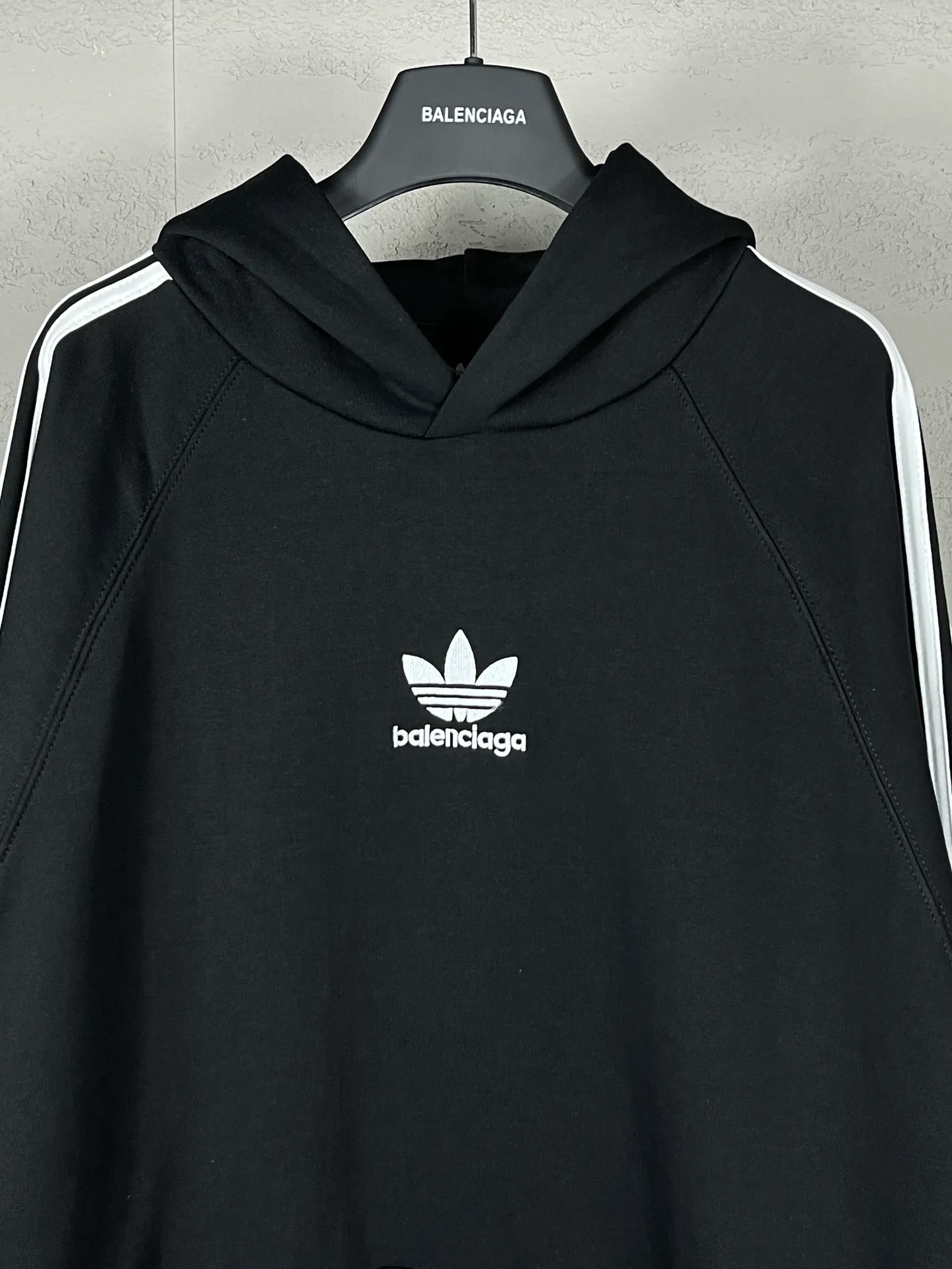 🅿️320 real photos [Top version. Official website quality] BALENCI*GA/Paris co-branded Adidas three-leaf clover three-stripe LOGO embroidered hooded sweatshirt# The fabric is made of Paris ZP custom-woven and dyed cotton sweatshirt. Weighing 450 grams, the cloth surface is clean. The cloth pattern is clear, soft and comfortable. The threads are dyed with no color difference. The classic pattern embroidery uses imported embroidery, and the letters are clear, three-dimensional and without rough edges. Jubie market produces pictures based on pictures. Welcome to compare. The version adopts OS loose shoulder design. Same style for men and women. Code: BL238021 Color: black, blue, size: XS S M L