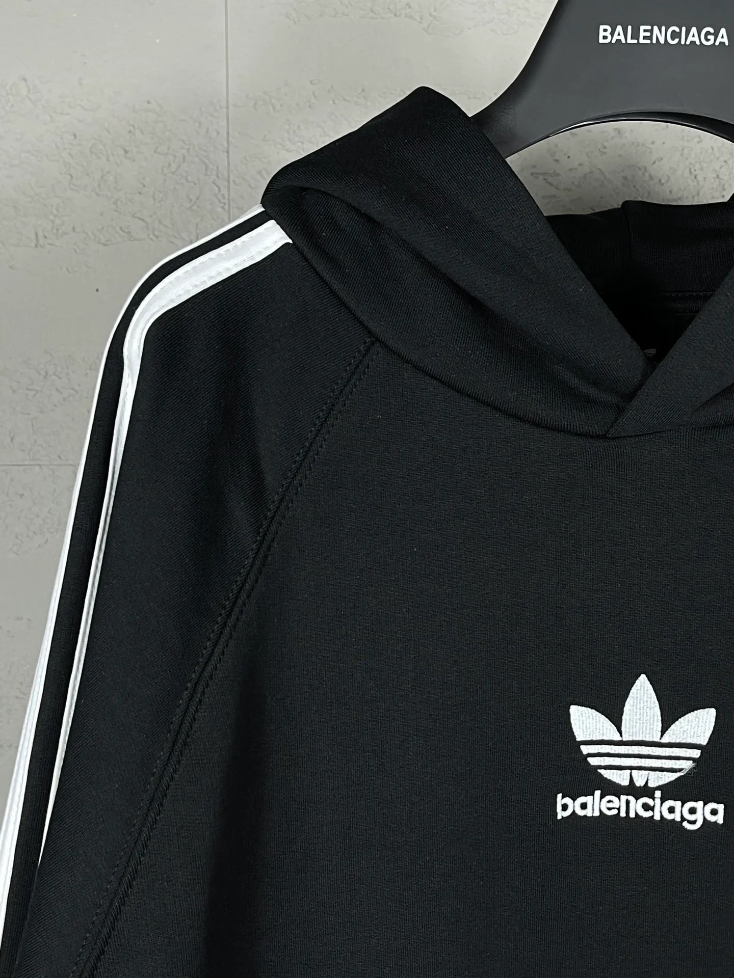 🅿️320 real photos [Top version. Official website quality] BALENCI*GA/Paris co-branded Adidas three-leaf clover three-stripe LOGO embroidered hooded sweatshirt# The fabric is made of Paris ZP custom-woven and dyed cotton sweatshirt. Weighing 450 grams, the cloth surface is clean. The cloth pattern is clear, soft and comfortable. The threads are dyed with no color difference. The classic pattern embroidery uses imported embroidery, and the letters are clear, three-dimensional and without rough edges. Jubie market produces pictures based on pictures. Welcome to compare. The version adopts OS loose shoulder design. Same style for men and women. Code: BL238021 Color: black, blue, size: XS S M L